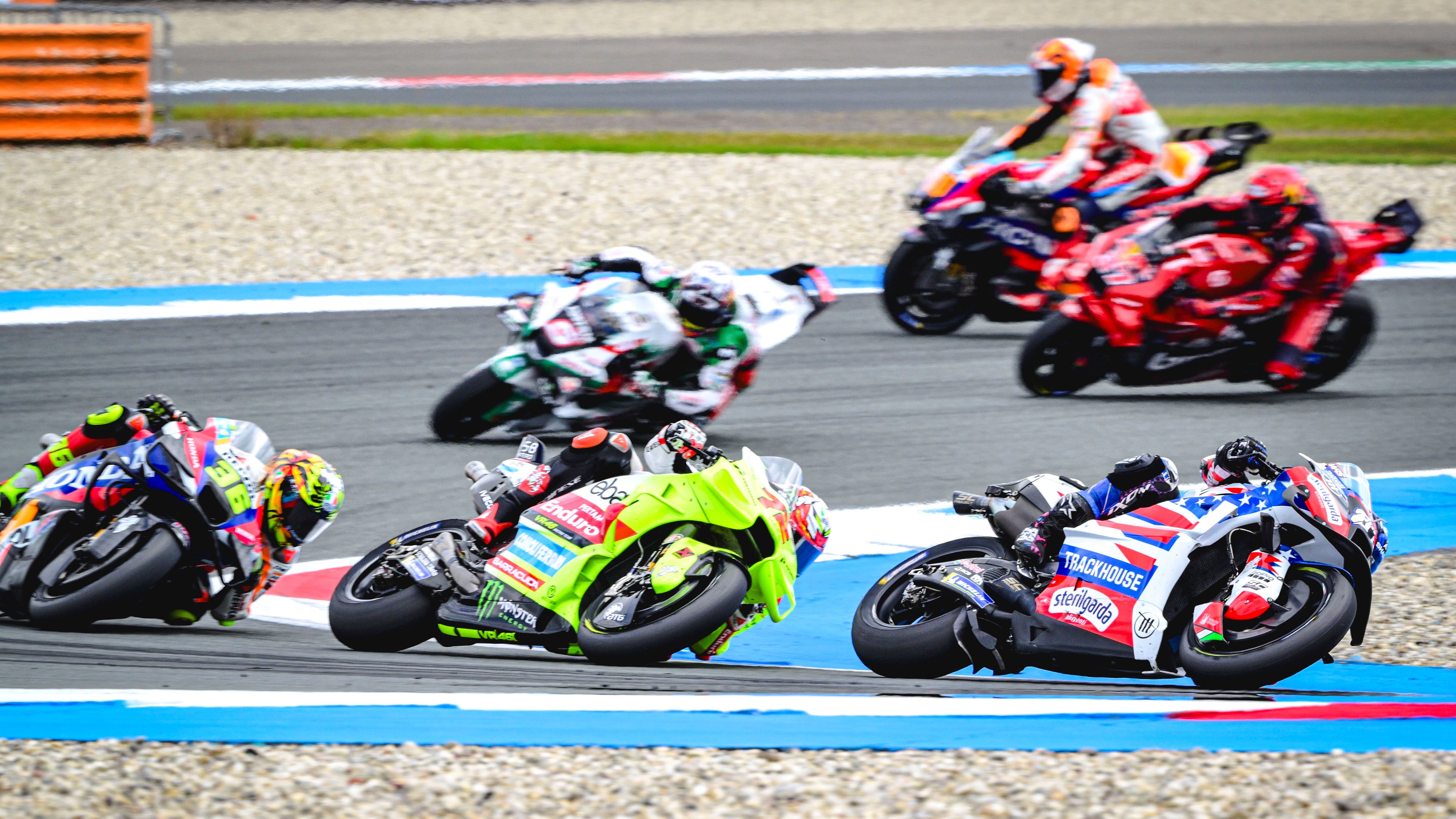 Miguel Oliveira delante de Marco Bezzecchi y Joan Mir, MotoGP Assen 2024