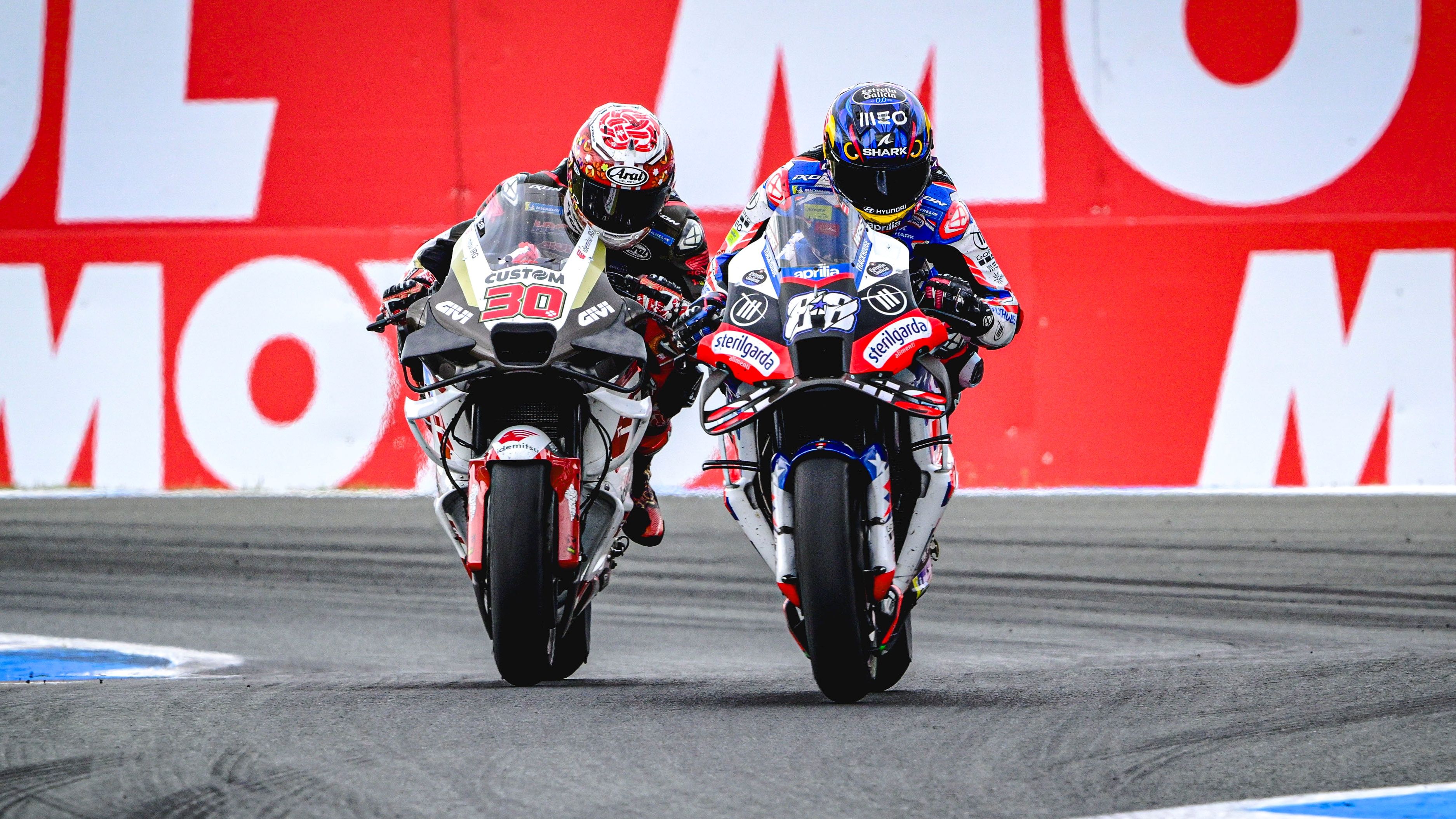 Miguel Oliveira junto a Takaaki Nakagami, MotoGP Assen 2024