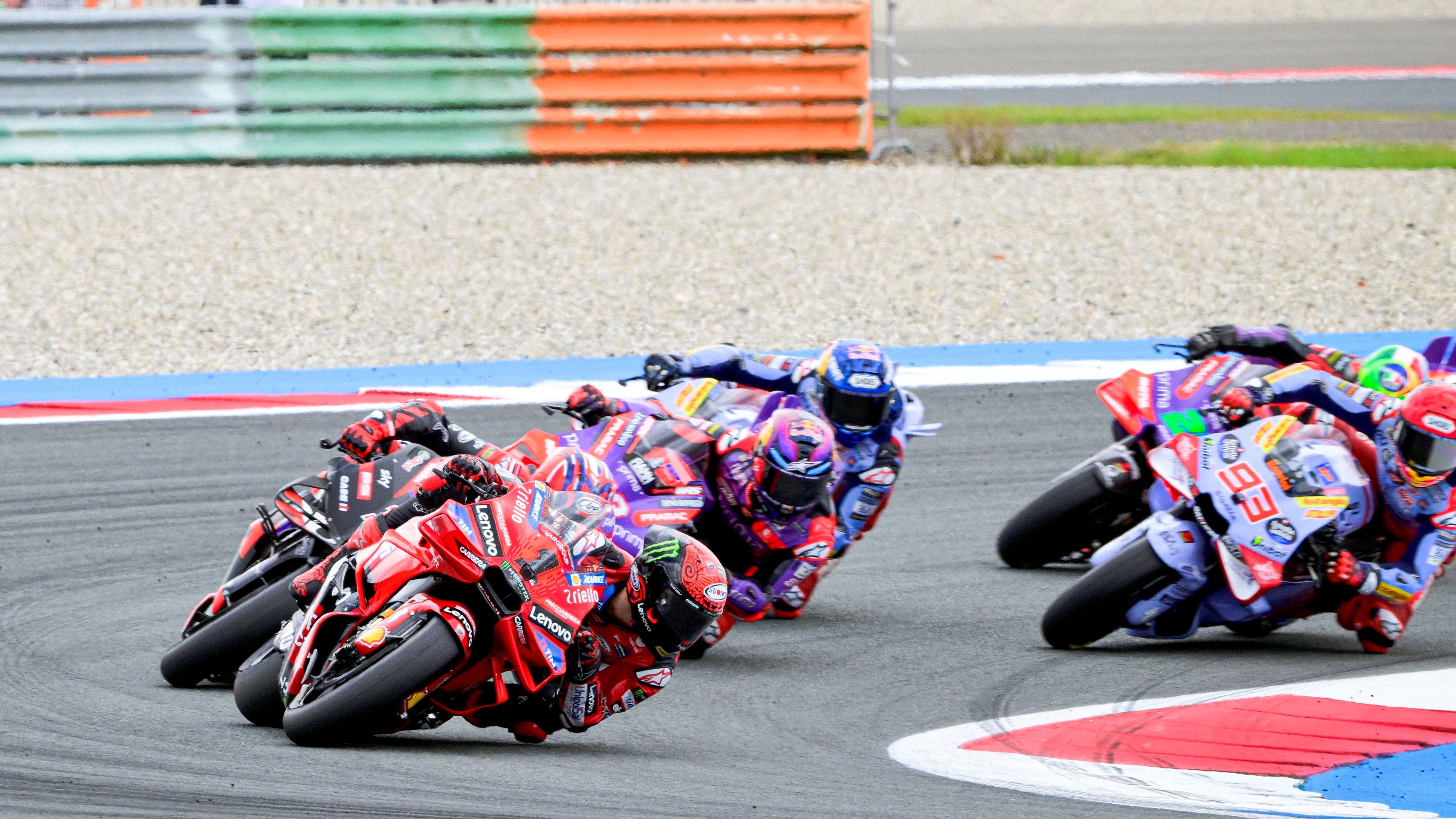 Pecco Bagnaia lidera en la arrancada ante Maverick Viñales, MotoGP Assen 2024