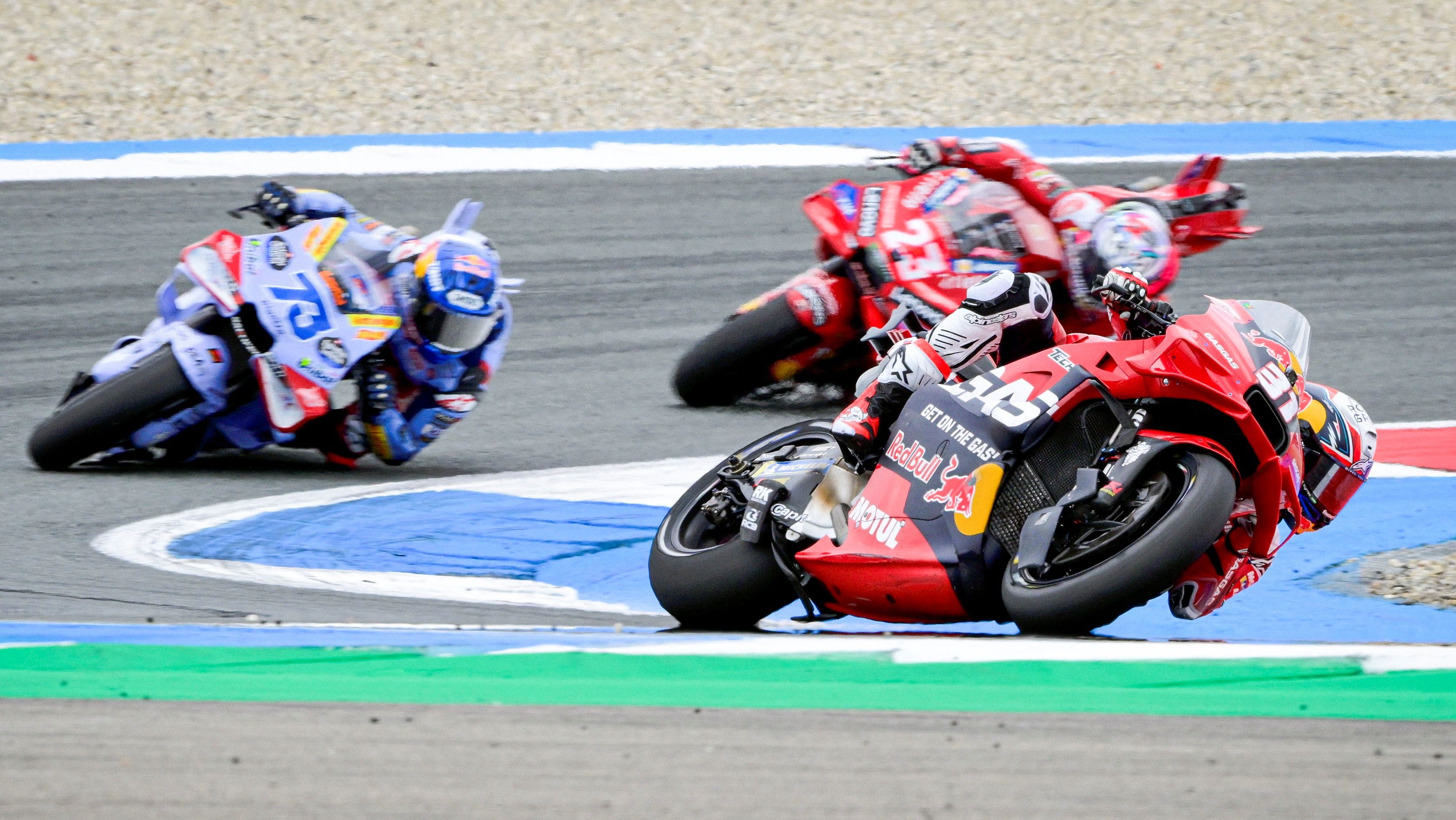 Pedro Acosta seguido por Álex Márquez y Enea Bastianini, MotoGP Assen 2024