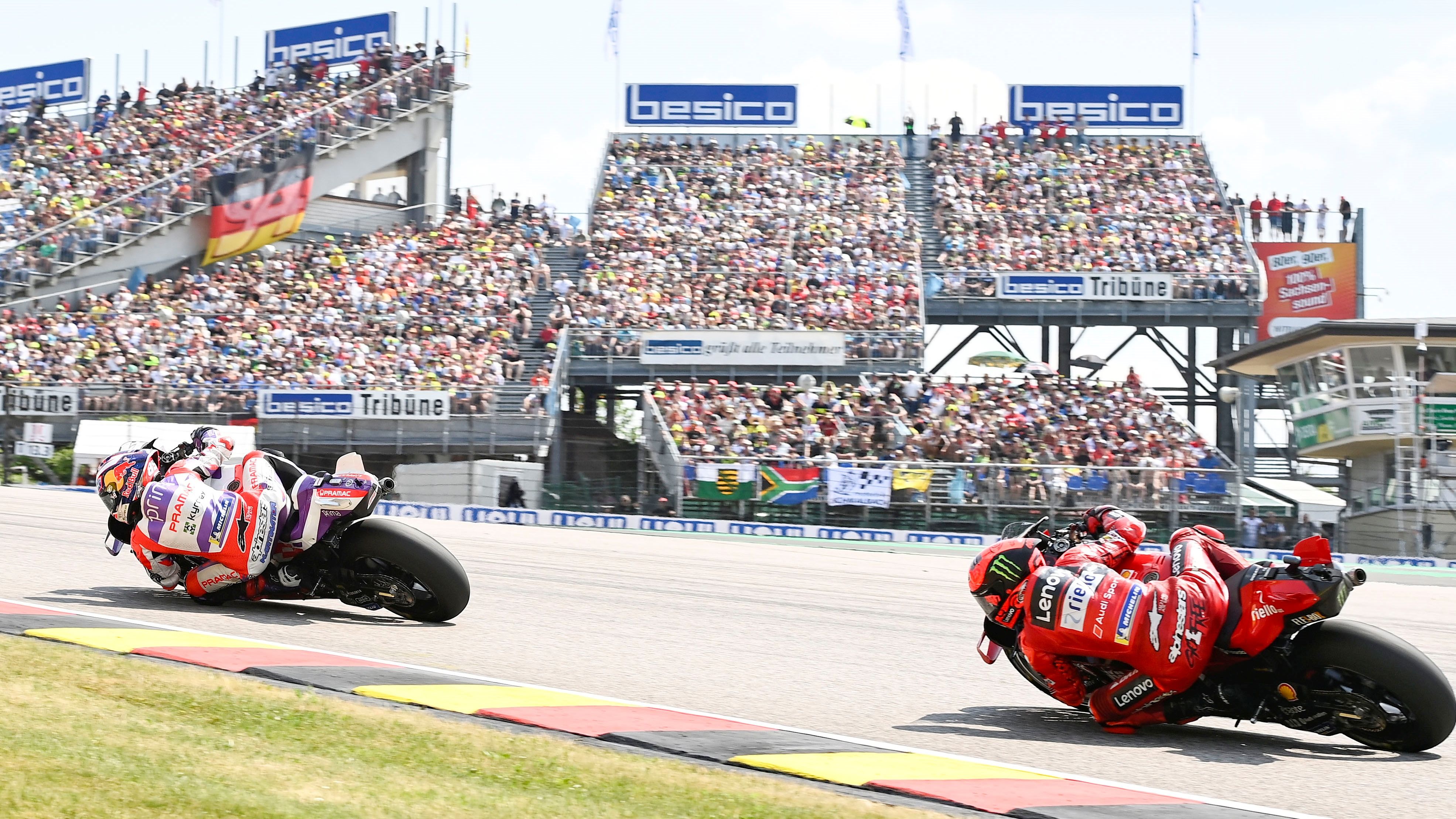 Pecco Bagnaia persigue a Jorge Martín en la carrera de MotoGP del año pasado en Sachsenring