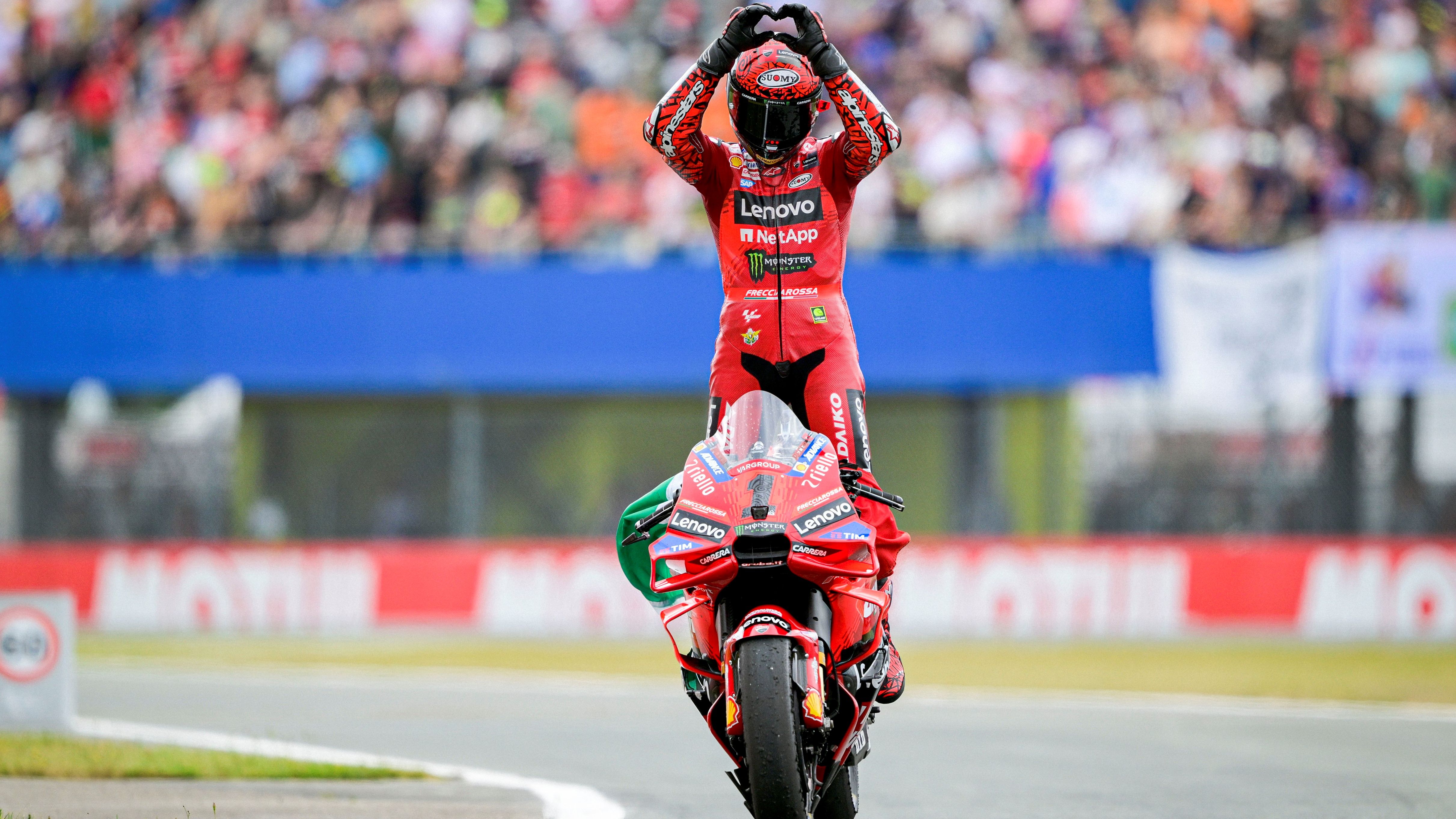 Pecco Bagnaia celebra su victoria en Assen haciendo un corazón