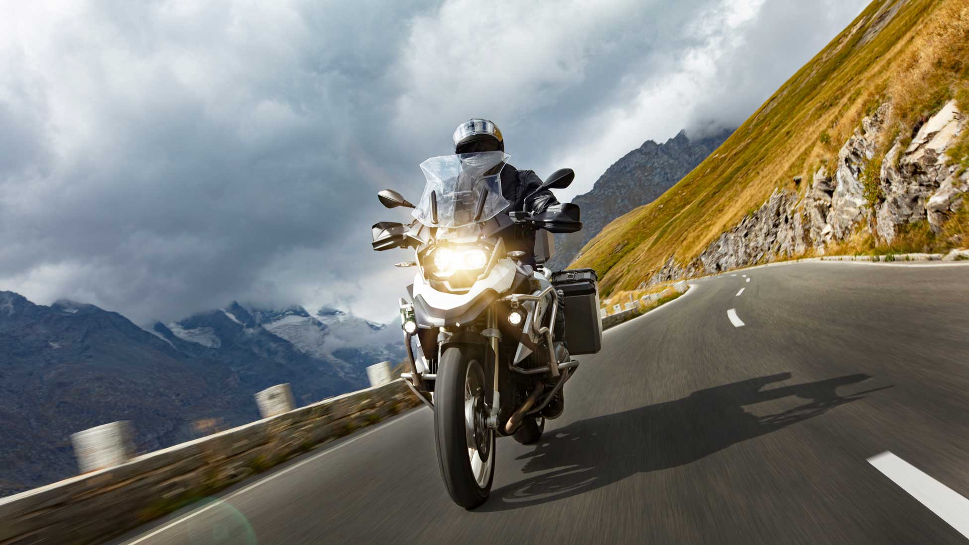 ¿Qué cubren los seguros de moto en un accidente? (Motociclista en los Alpes Austriacos. Foto: iStock)