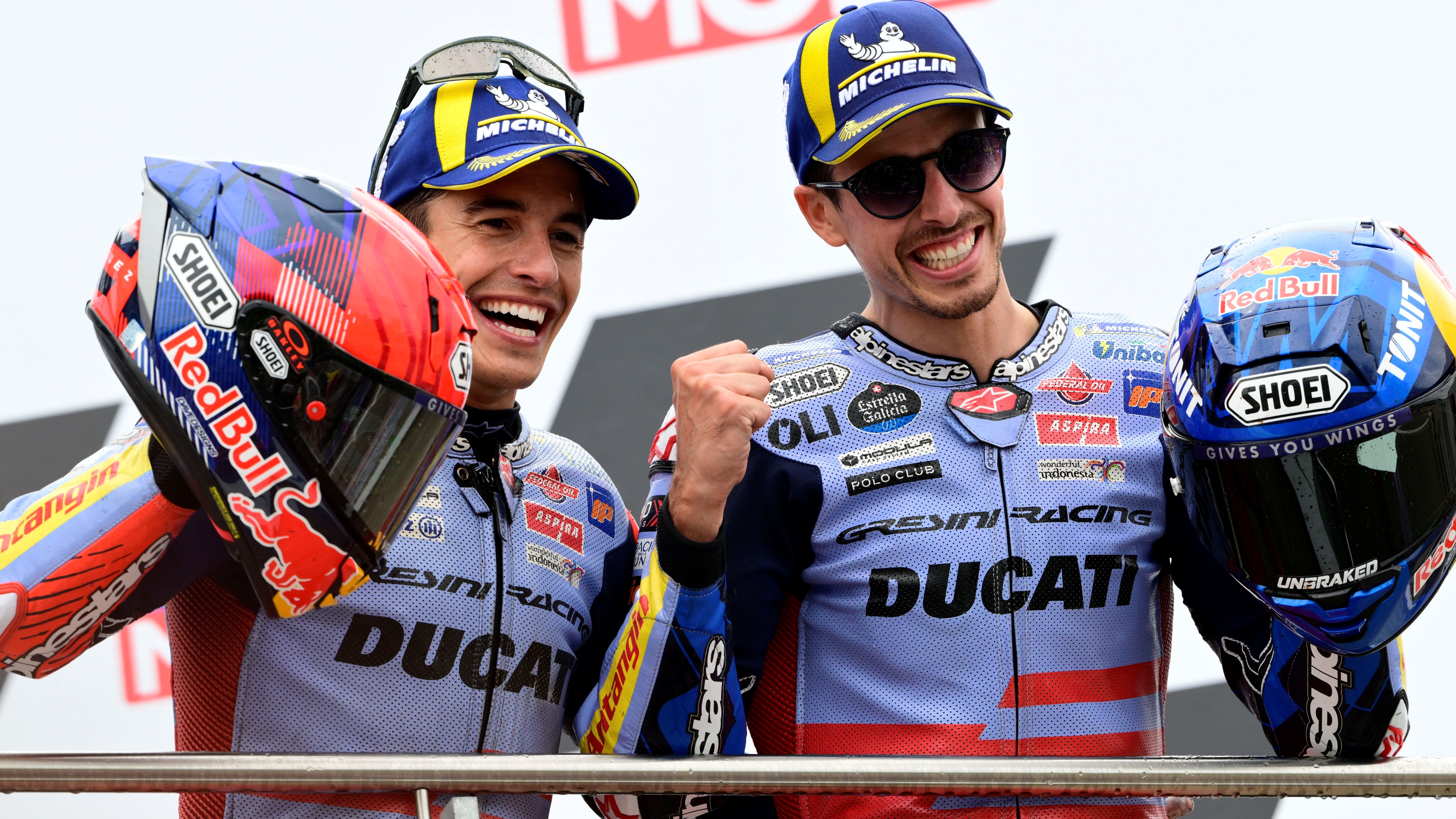 Marc Márquez celebra el podio junto a su hermano Álex Márquez en Sachsenring