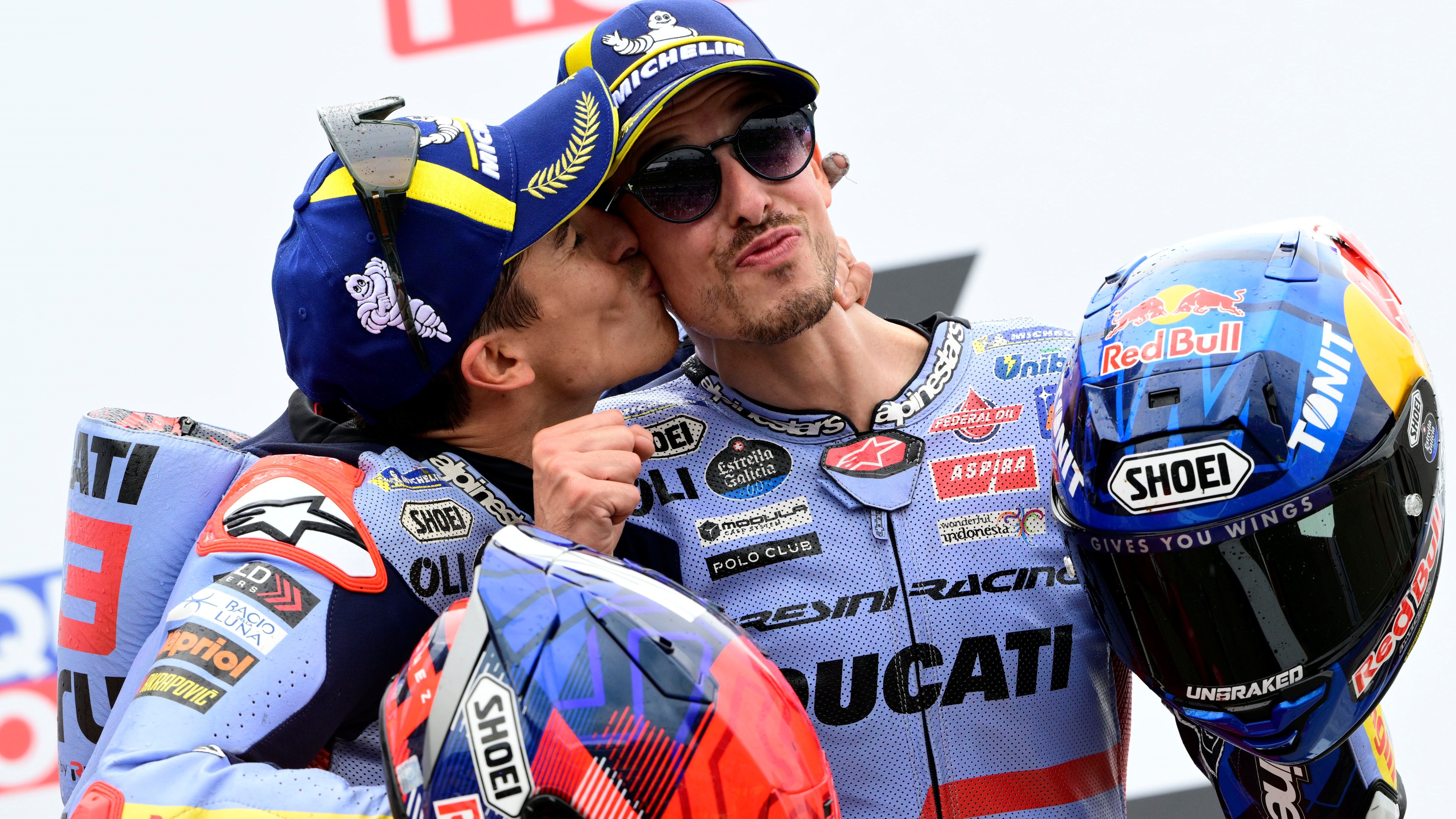 Álex Márquez felicitado por su hermano Marc en el podio de Sachsenring