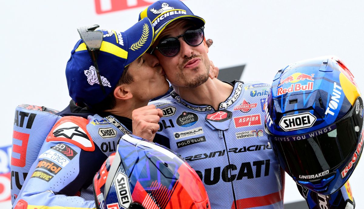 Álex Márquez felicitado por su hermano Marc en el podio de Sachsenring Álex Márquez felicitado por su hermano Marc en el podio de Sachsenring