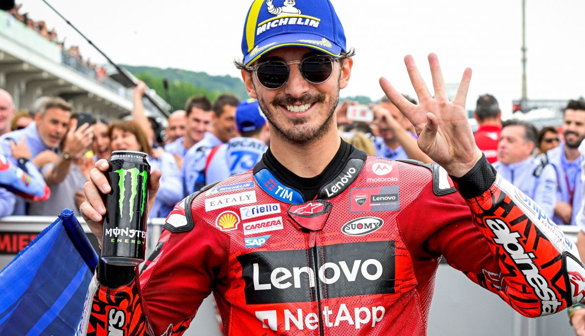 Pecco Bagnaia festeja su victoria en Sachsenring, la cuarta consecutiva