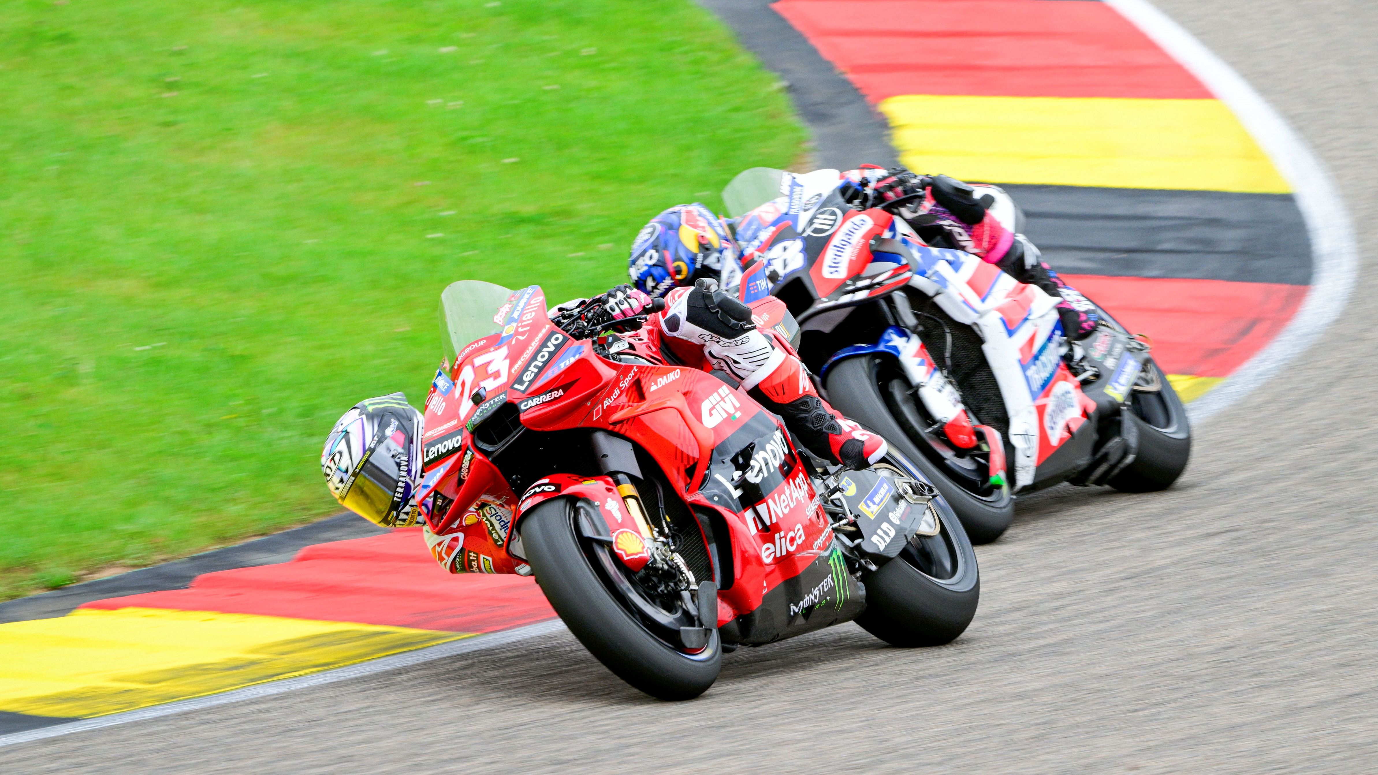 Enea Bastianini seguido por Miguel Oliveira, MotoGP Sachsenring 2024