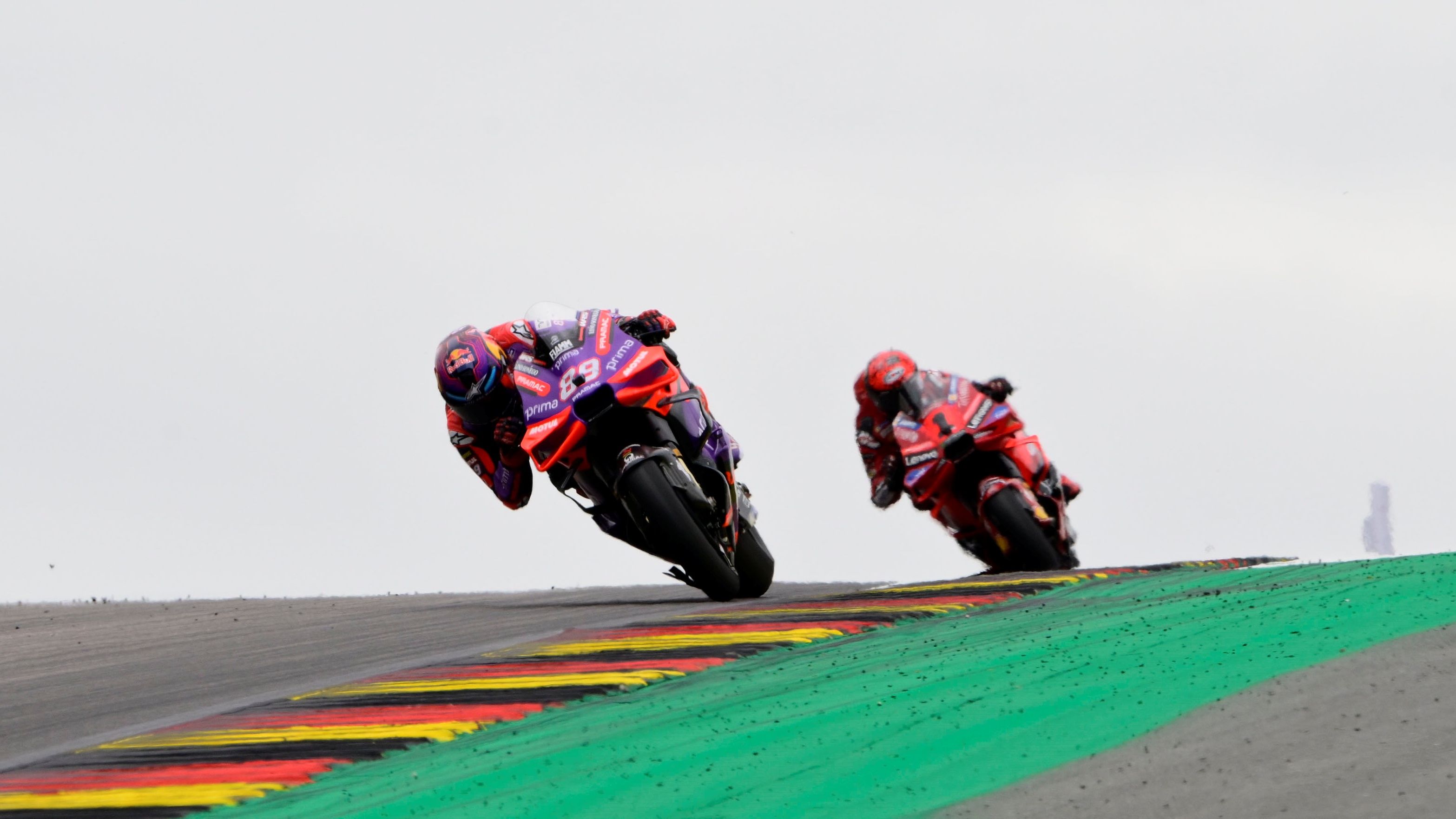 Jorge Martín acechado por Pecco Bagnaia, MotoGP Sachsenring 2024