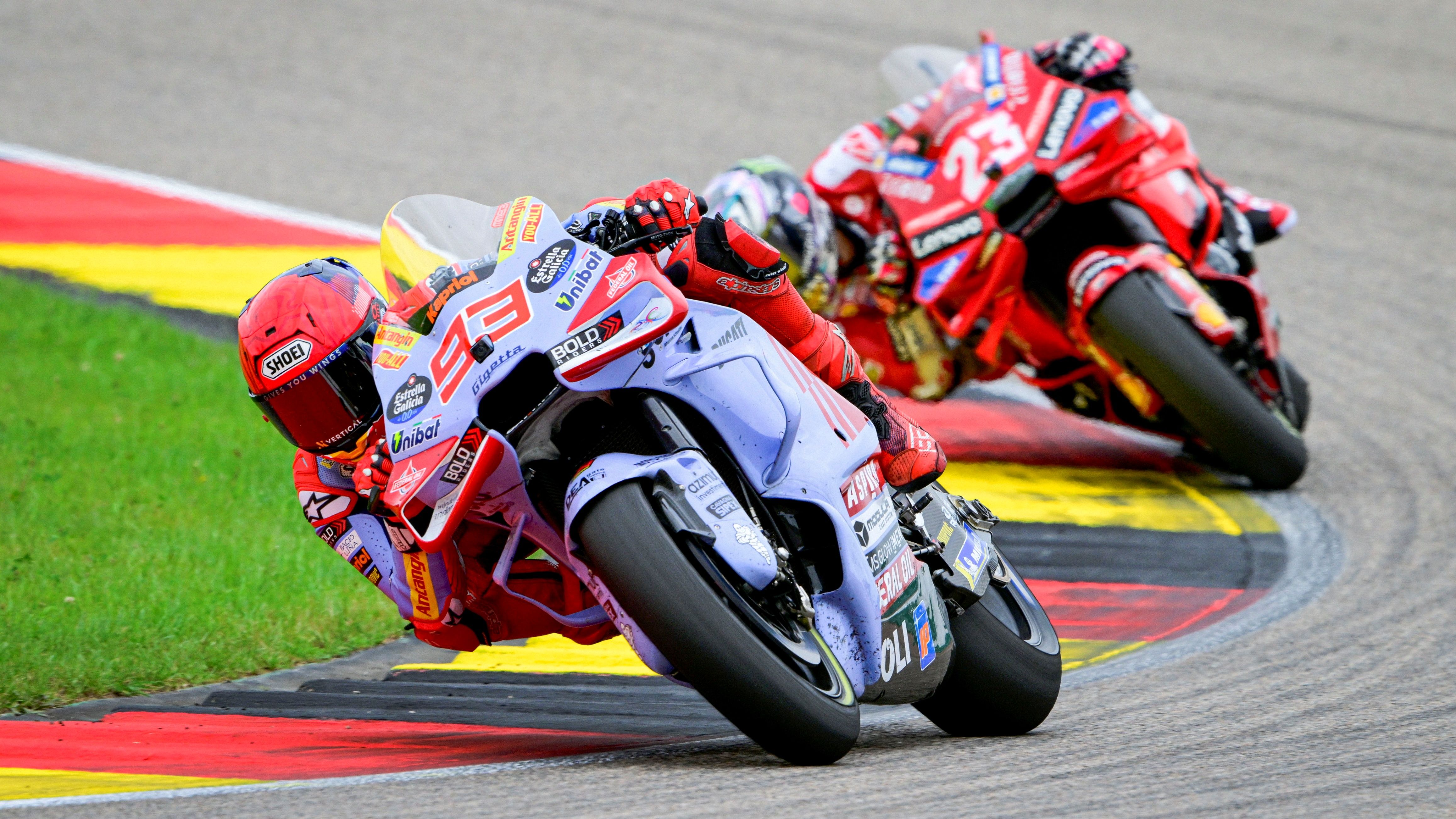 Marc Márquez perseguido por Enea Bastianini, MotoGP Sachsenring 2024
