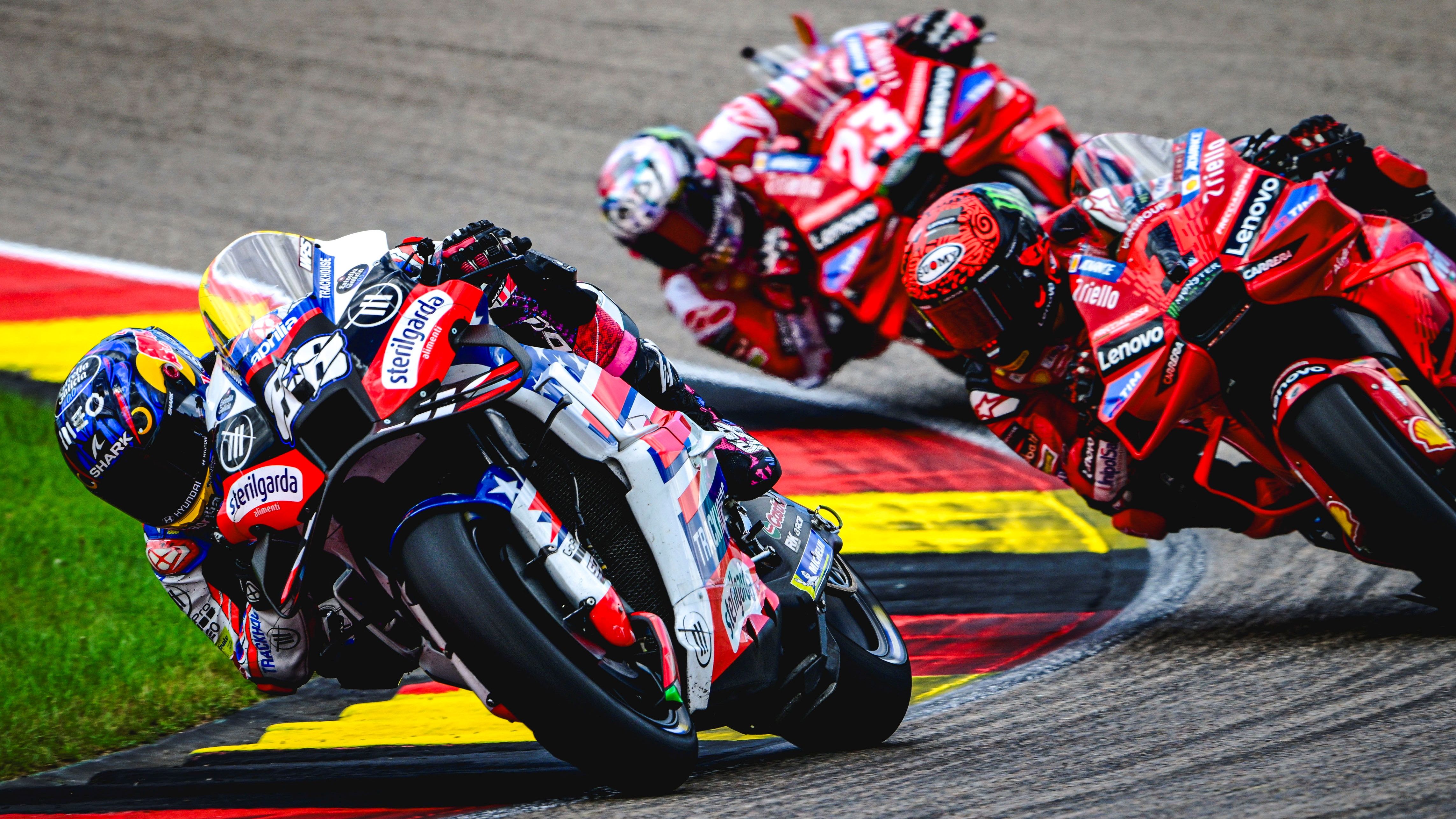 Miguel Oliveira acechado por Pecco Bagnaia y Enea Bastianini, MotoGP Sachsenring 2024