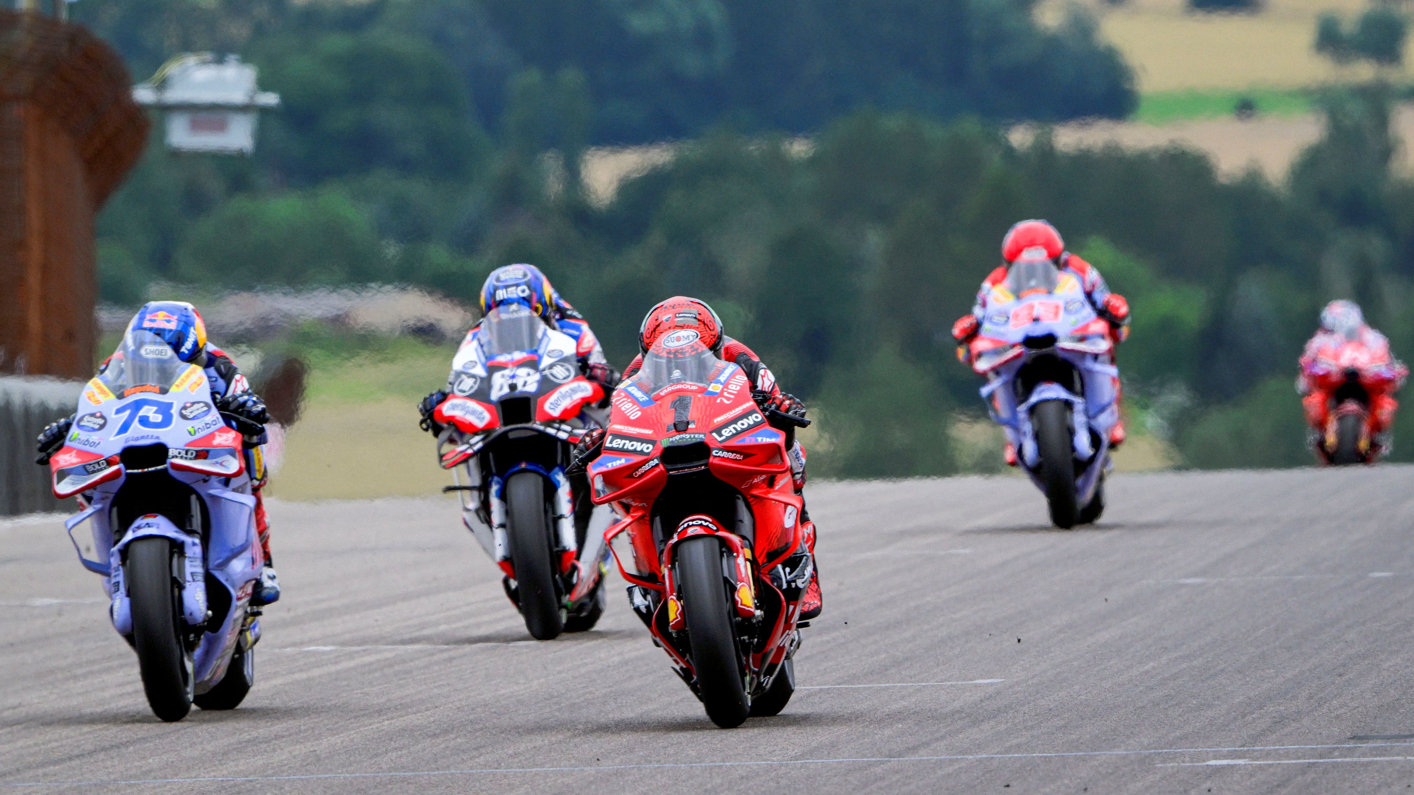 Pecco Bagnaia emparejado con Álex Márquez ante la mirada de Miguel Oliveira y Marc Márquez, MotoGP Sachsenring 2024