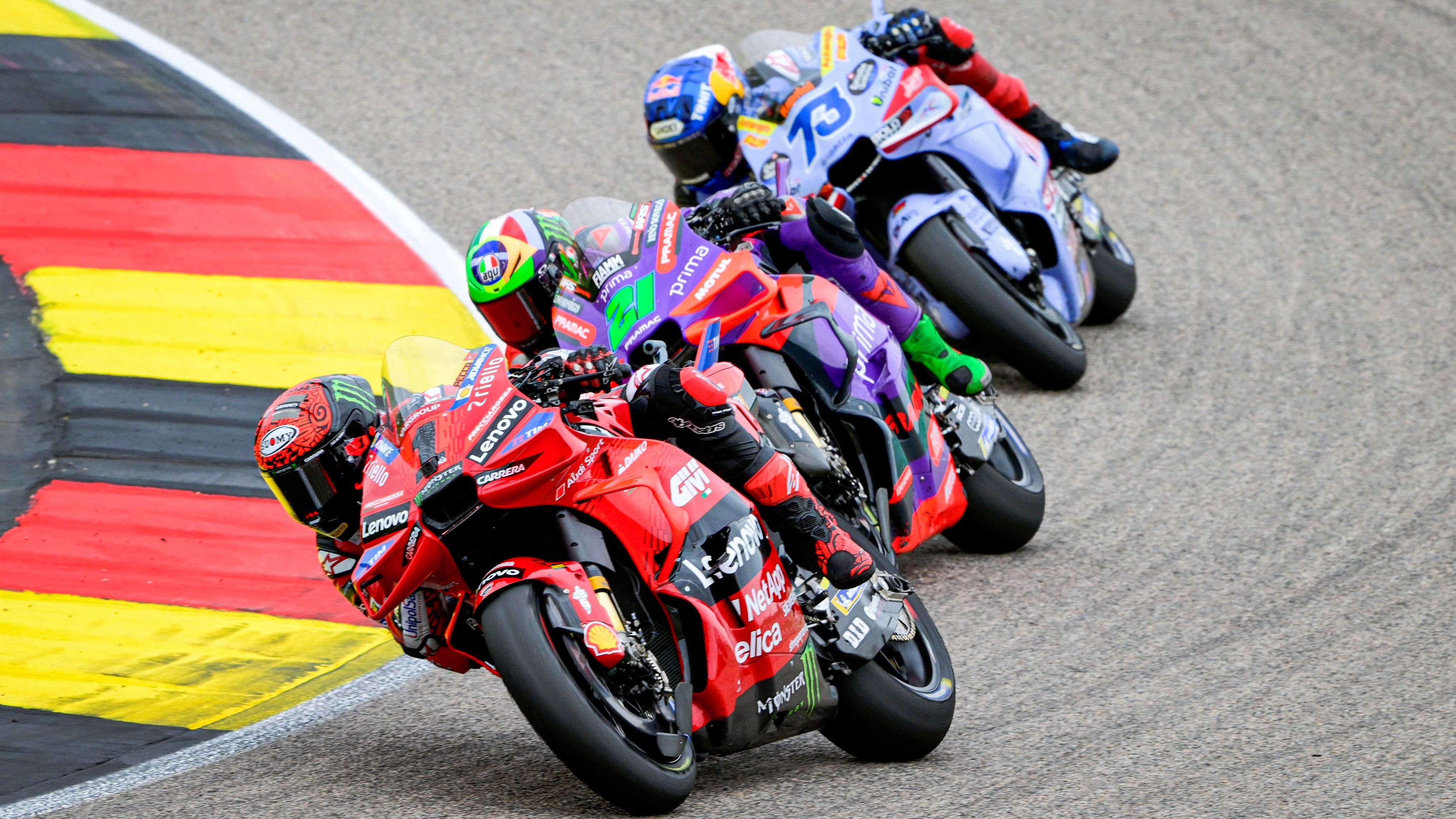 Pecco Bagnaia seguido por Franco Morbidelli y Álex Márquez, MotoGP Sachsenring 2024