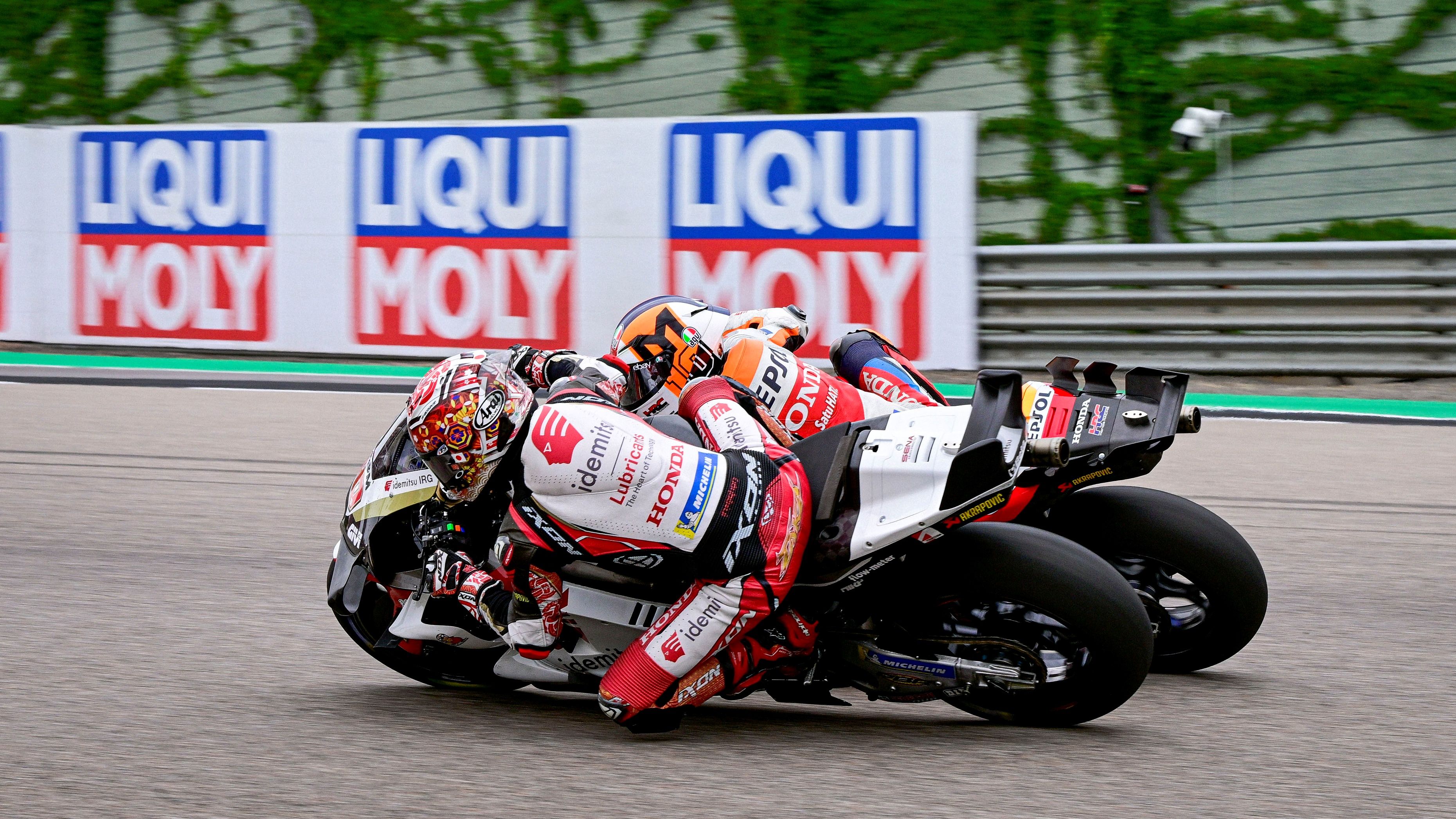 Takaaki Nakagami adelanta a Luca Marini, MotoGP Sachsenring 2024