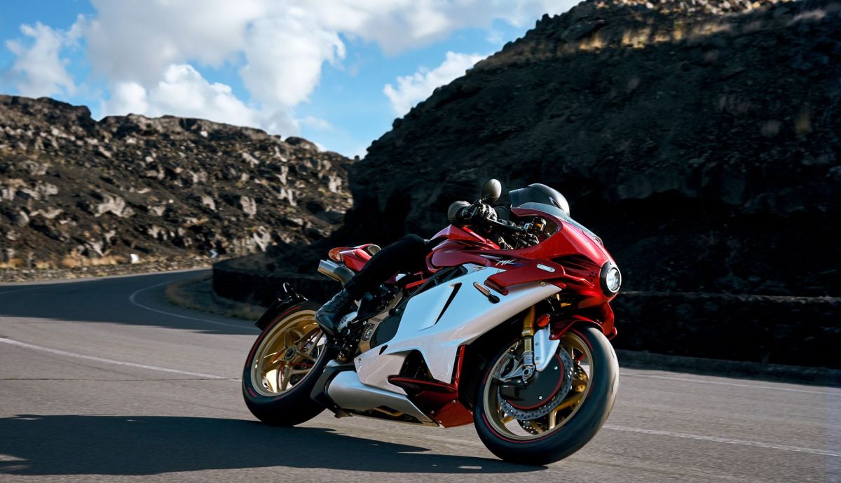 mv-agusta-superveloce-1000-serie-oro-2024-accion-3_7_1200x690.jpeg