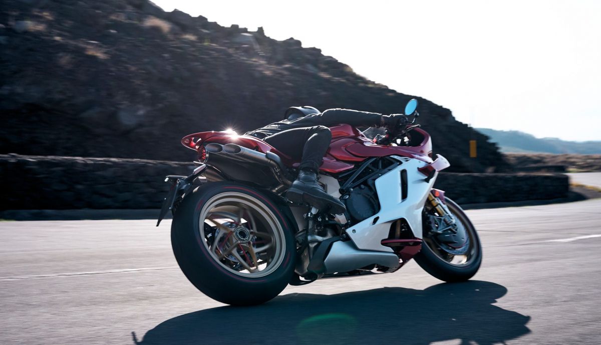 mv-agusta-superveloce-1000-serie-oro-2024-accion-1_7_1200x690.jpeg