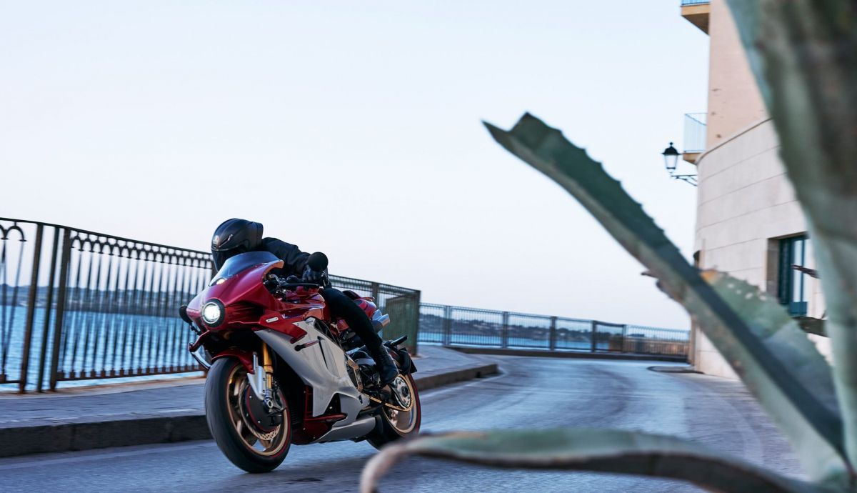mv-agusta-superveloce-1000-serie-oro-2024-accion-4_7_1200x690.jpeg