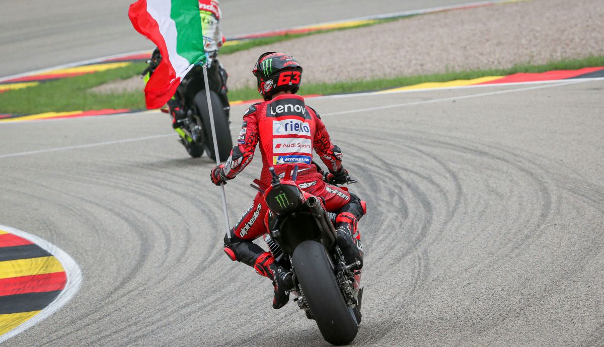 Pecco Bagnaia festeja su victoria en Sachsenring