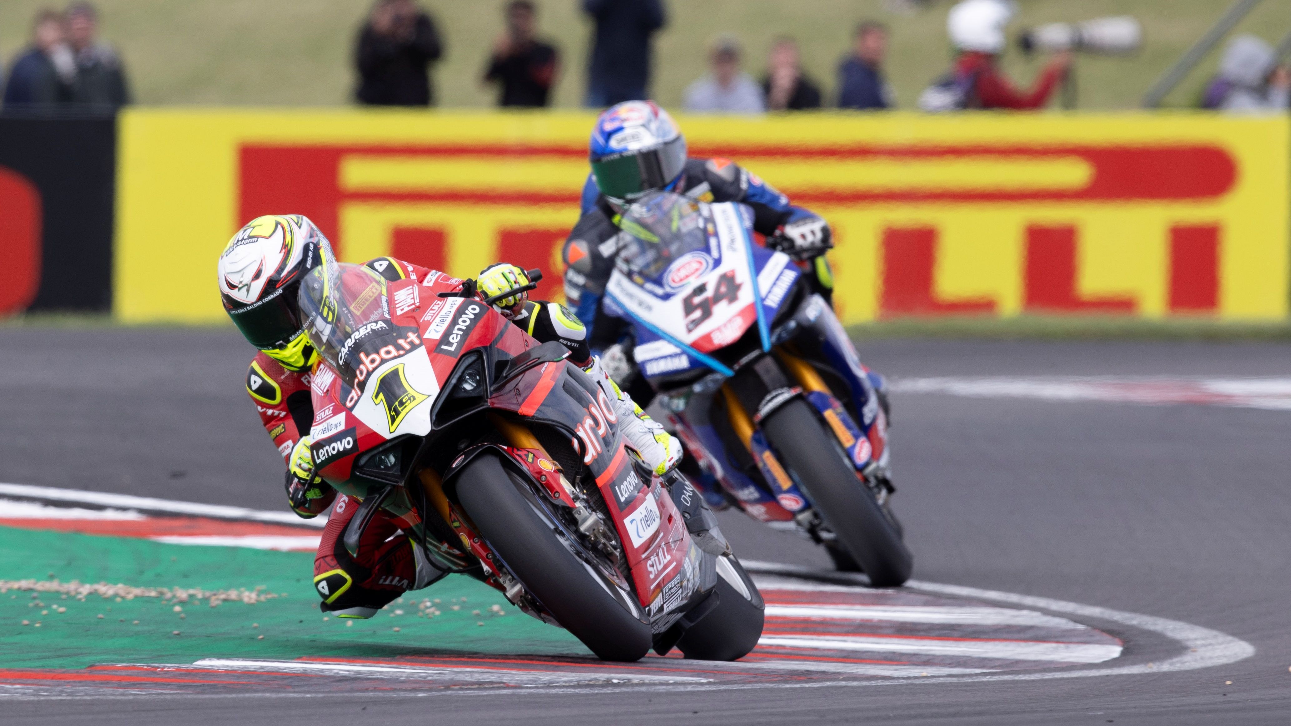 Álvaro Bautista seguido por Toprak Razgatlioglu en la carrera del año pasado en Donington