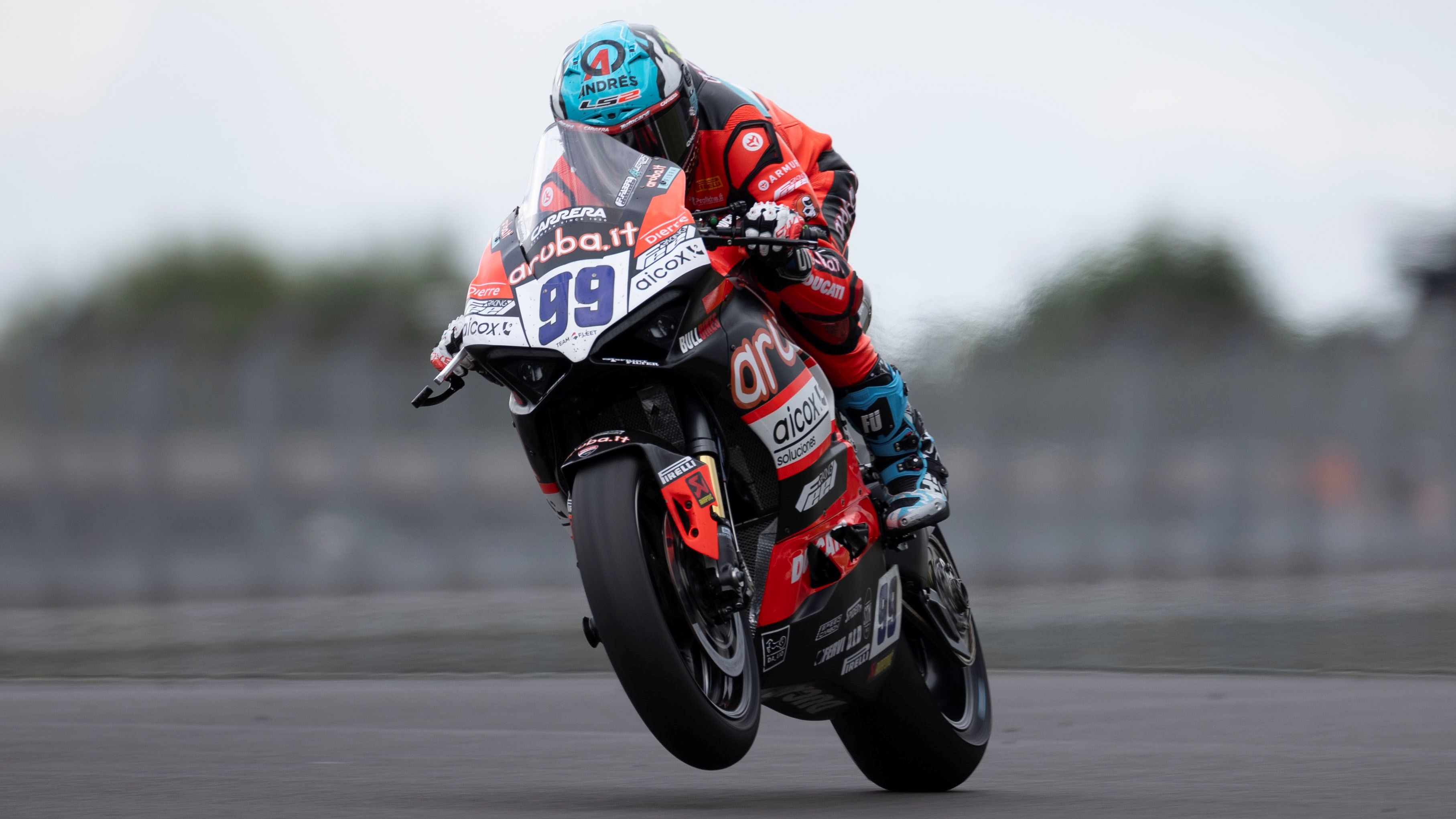 Adrián Huertas es más líder de Supersport tras arrasar en Donington