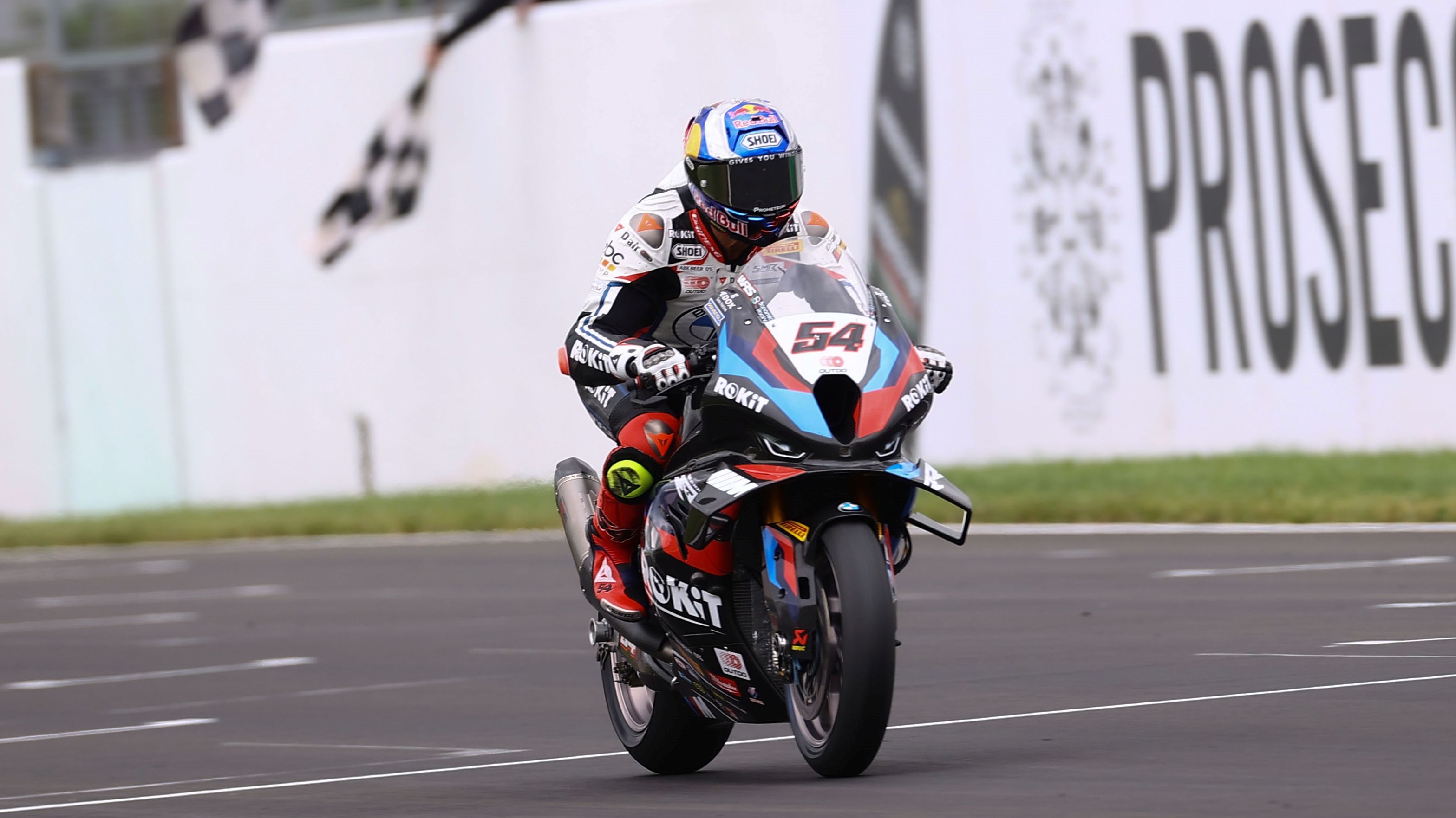Toprak Razgatlioglu ha completado el triplete en Donington