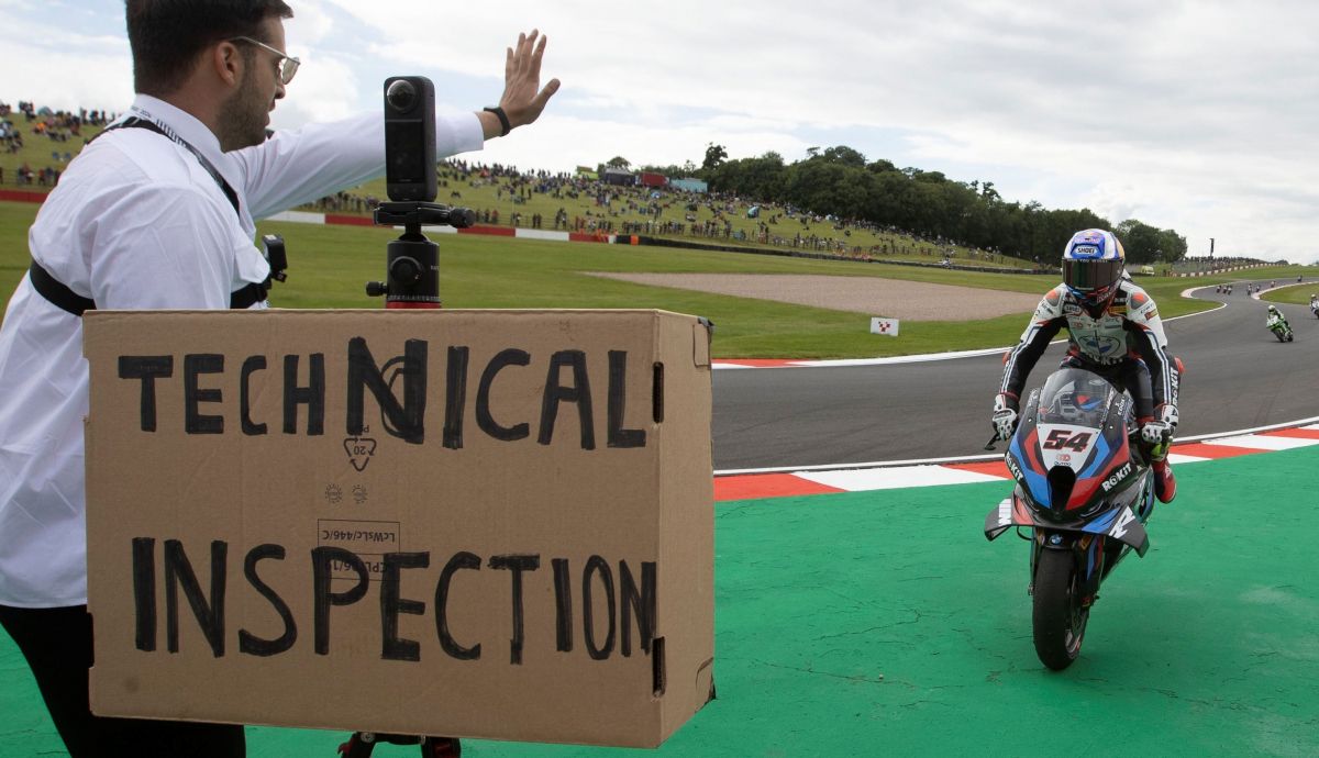 Toprak Razgatlioglu celebró el triplete con una 'inspección' de su BMW