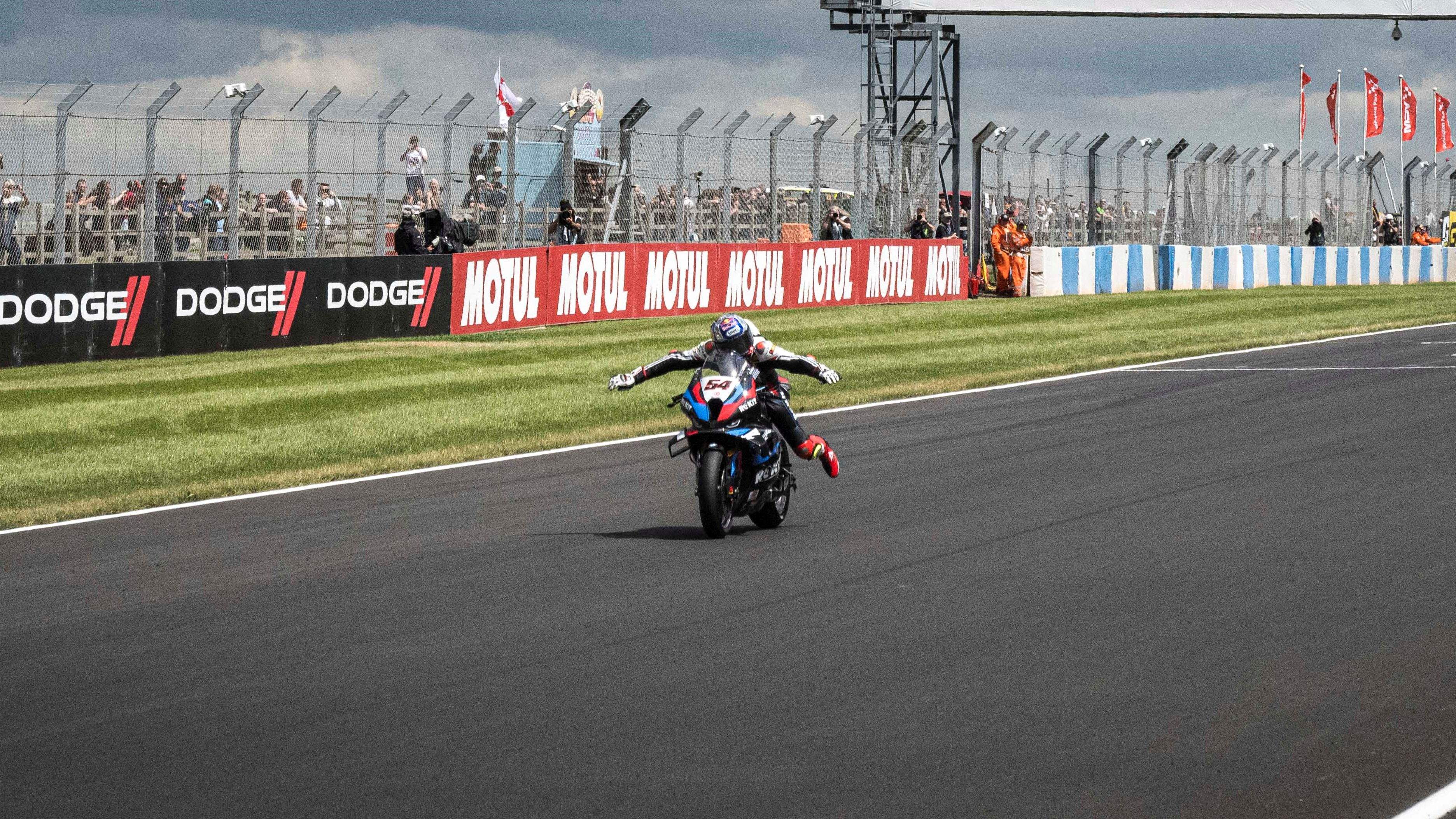 Toprak Razgatlioglu entrando en meta en Donington