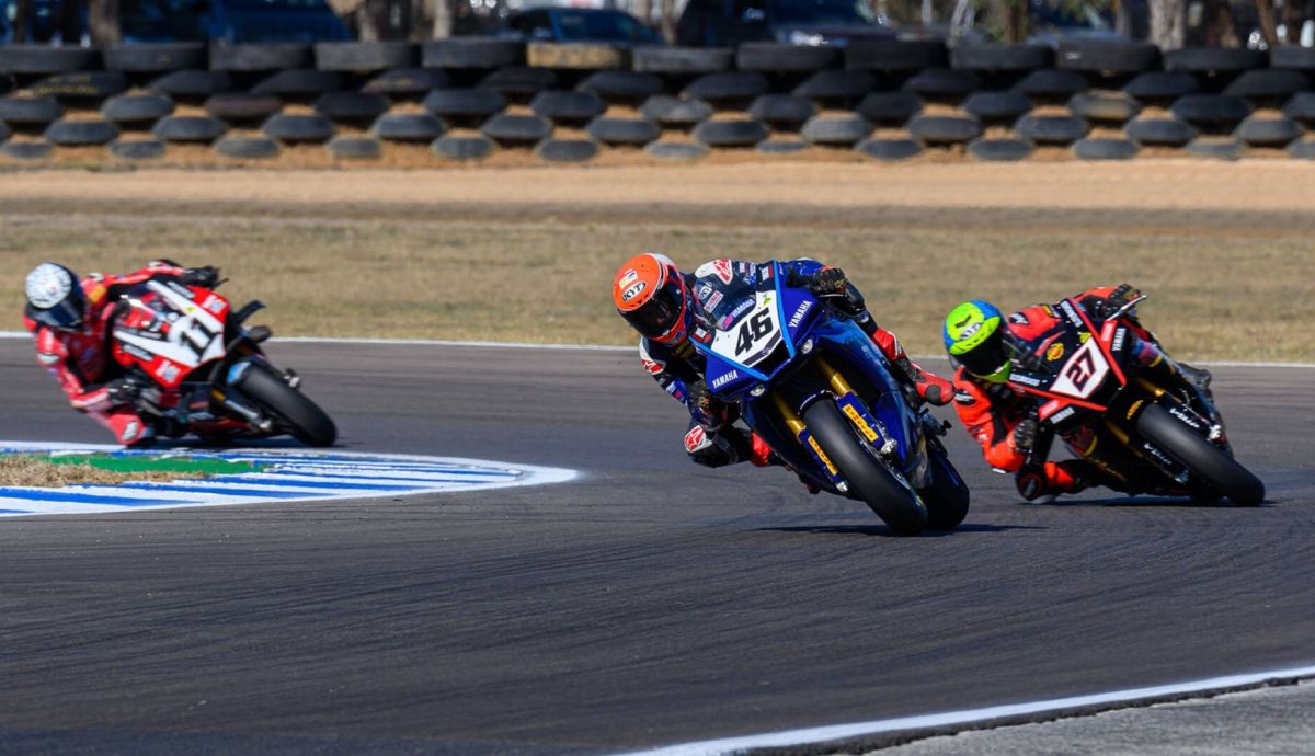 Mike Jones lidera por delante de Max Stauffer y Broc Pearson Mike Jones lidera por delante de Max Stauffer y Broc Pearson
