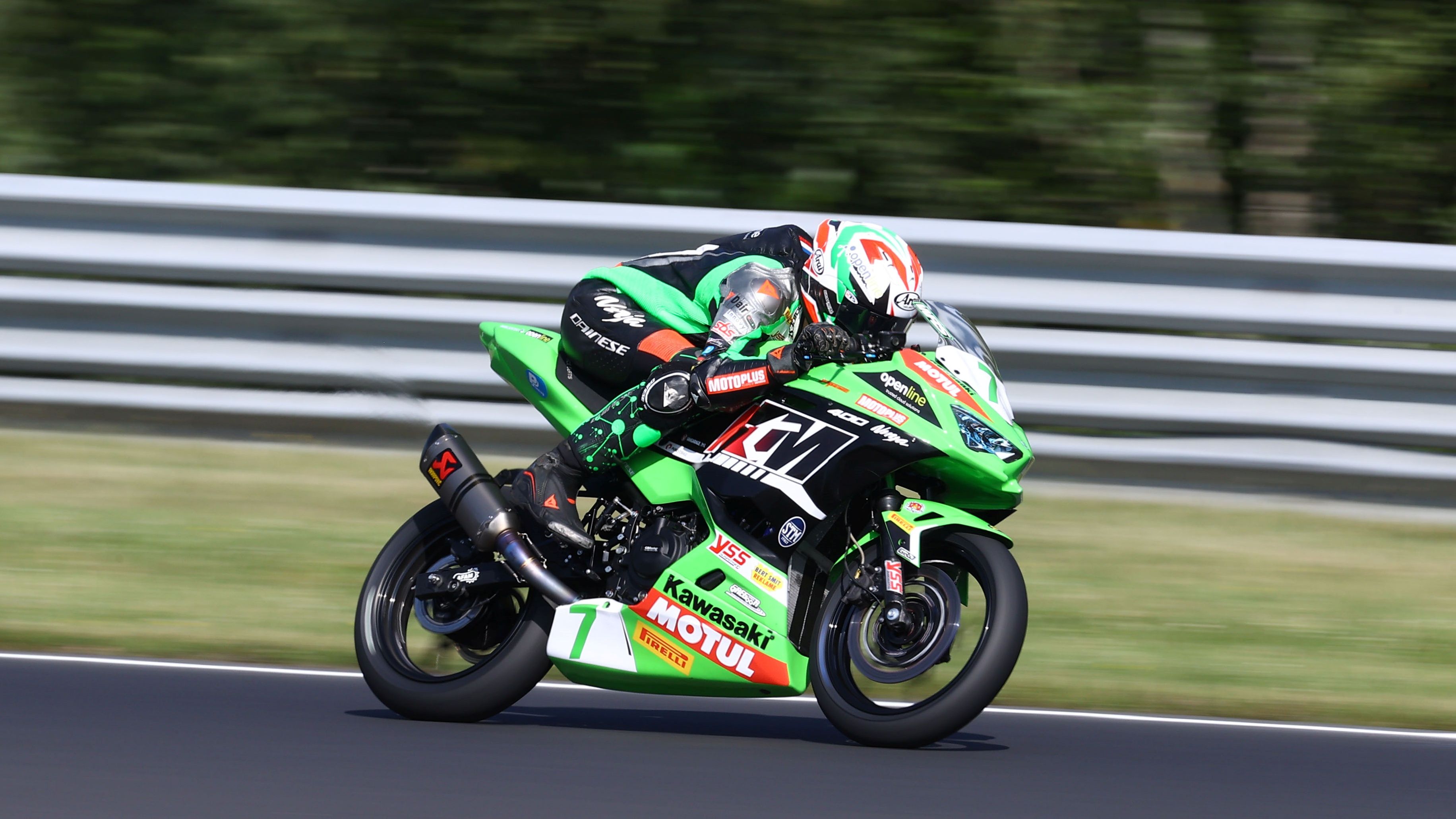 Loris Veneman ha ganado la primera carrera de Supersport 300 en Most