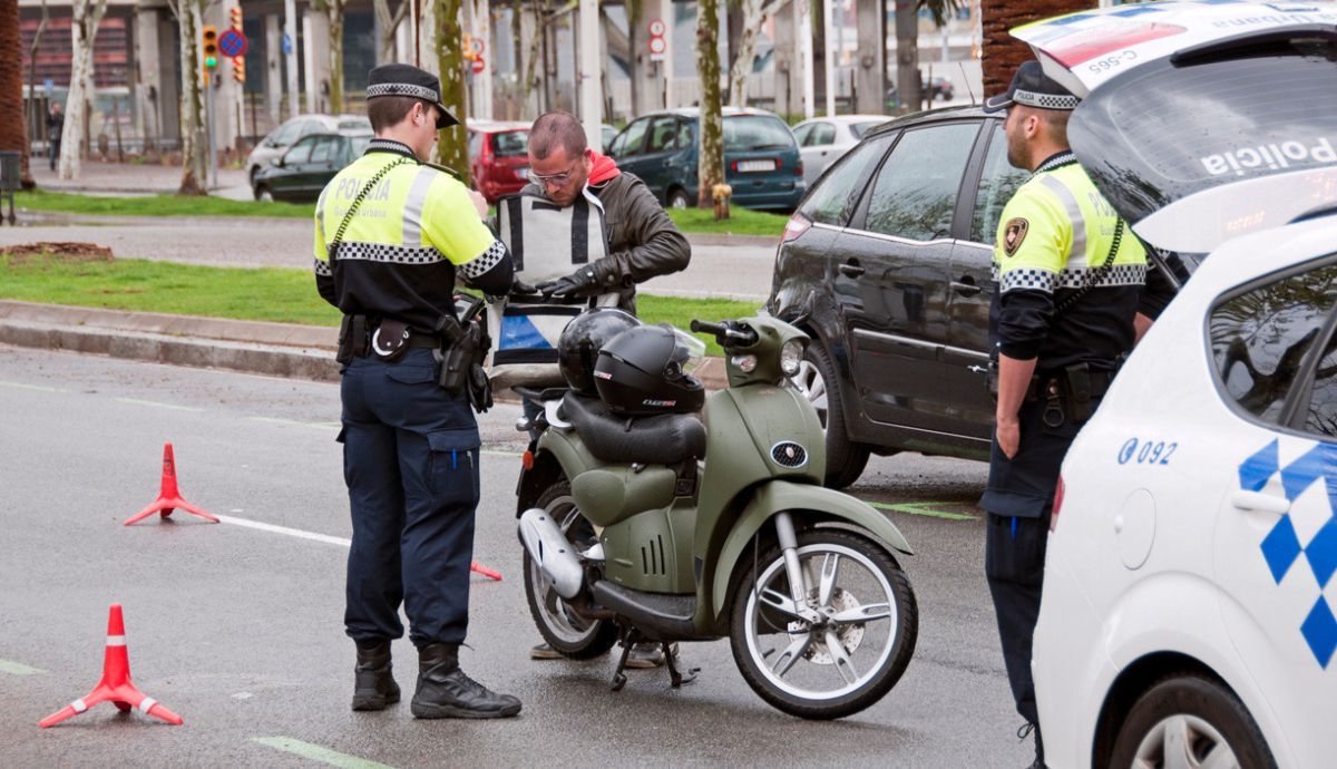 Me pueden inmovilizar la moto por no llevar casco