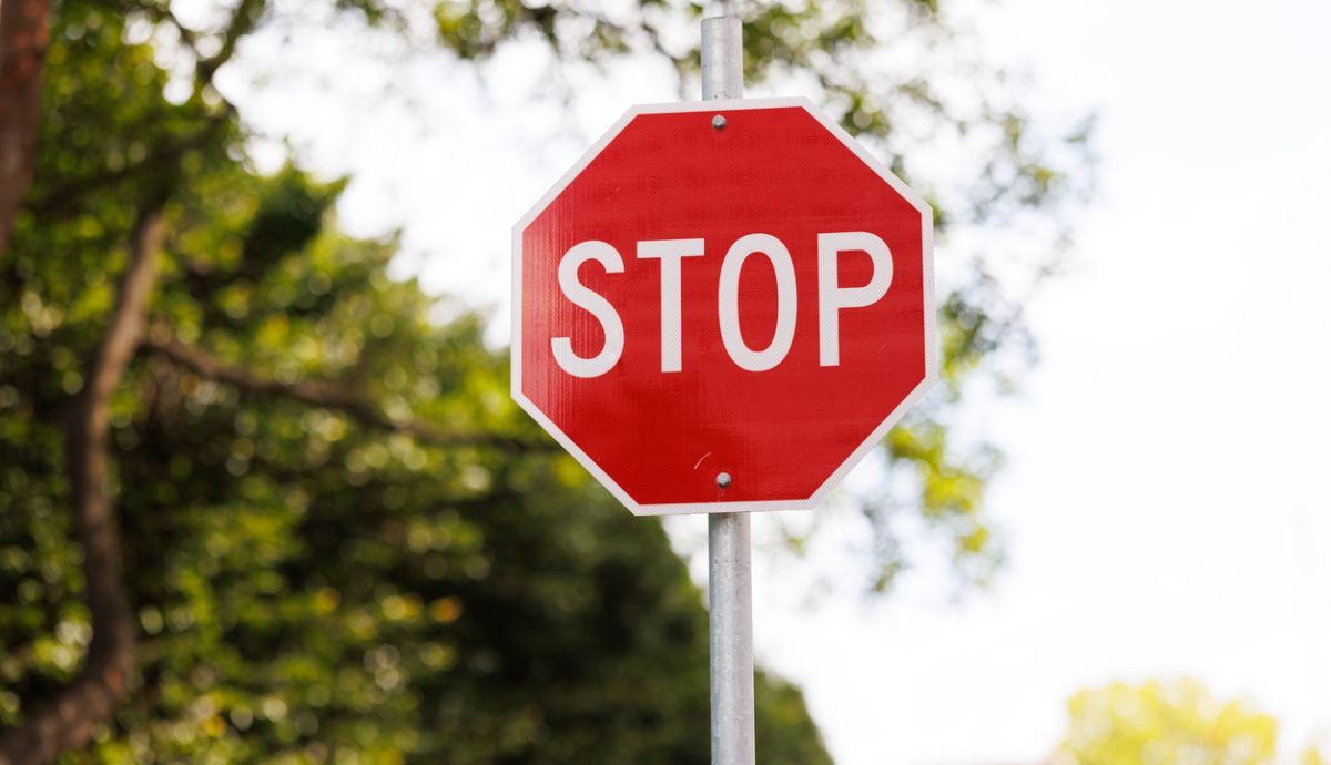 Dónde hay que detenerse con la moto para cumplir la señal de STOP