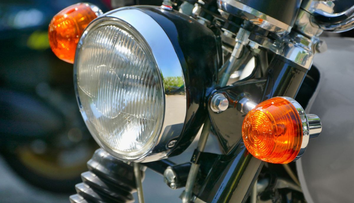Cuándo usar los cuatro intermitentes en la moto