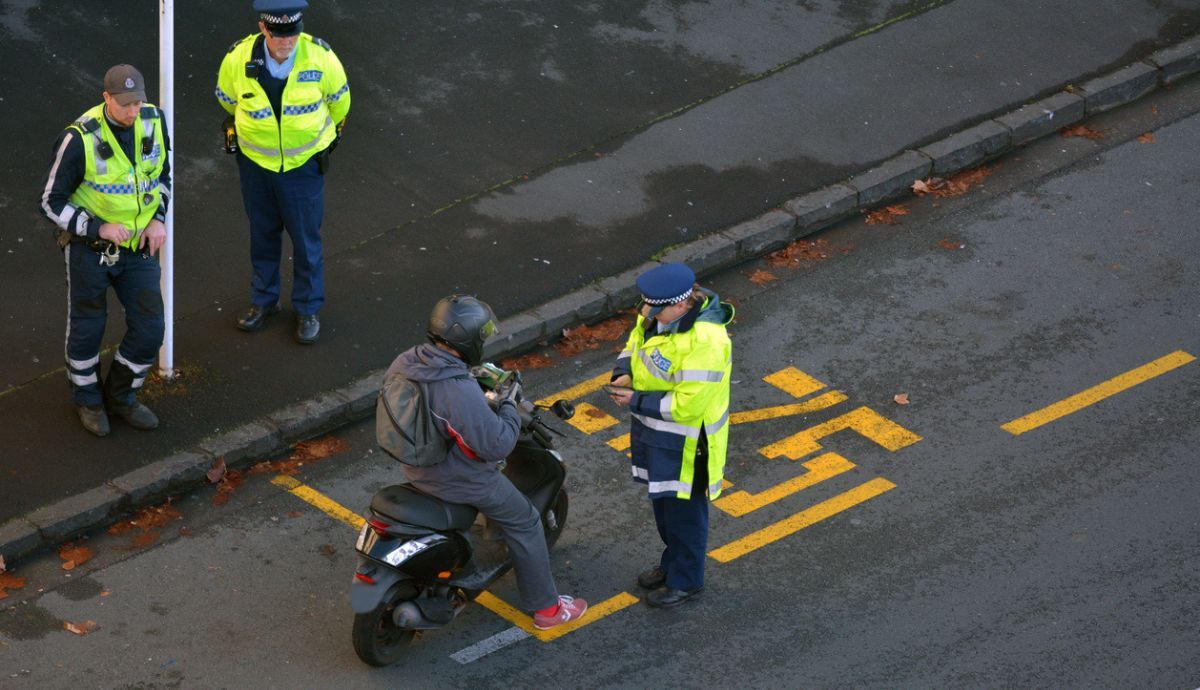 Existe una multa por ir despacio con la moto