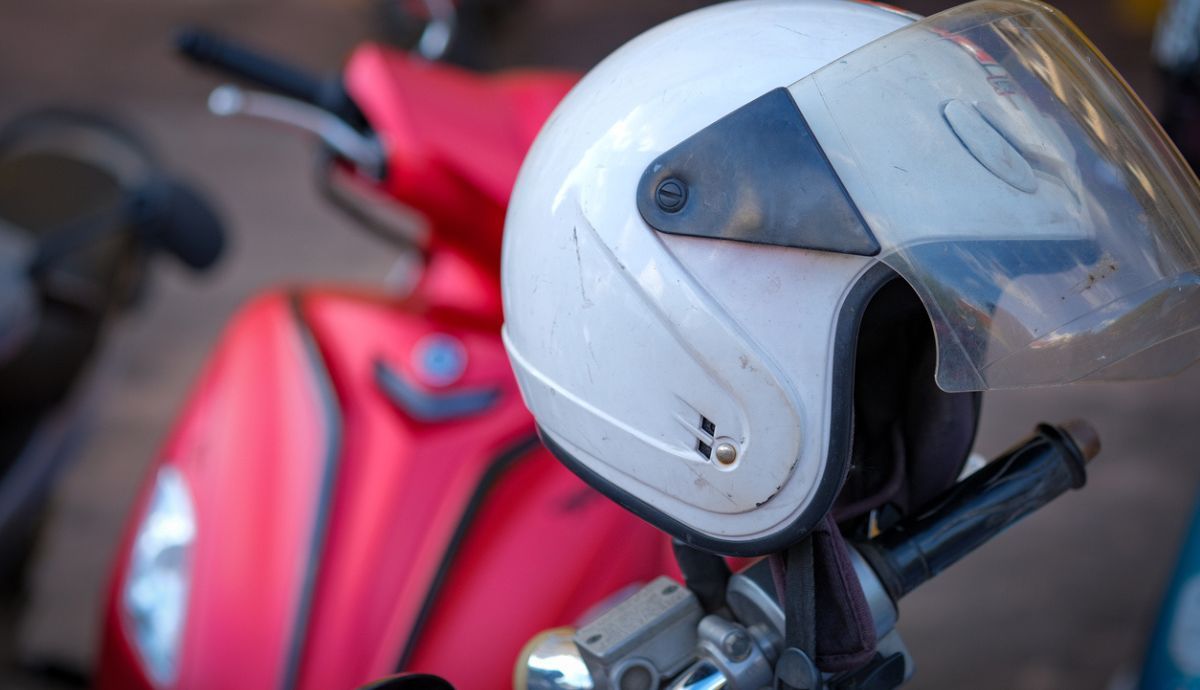 Quitar arañazos del casco de la moto