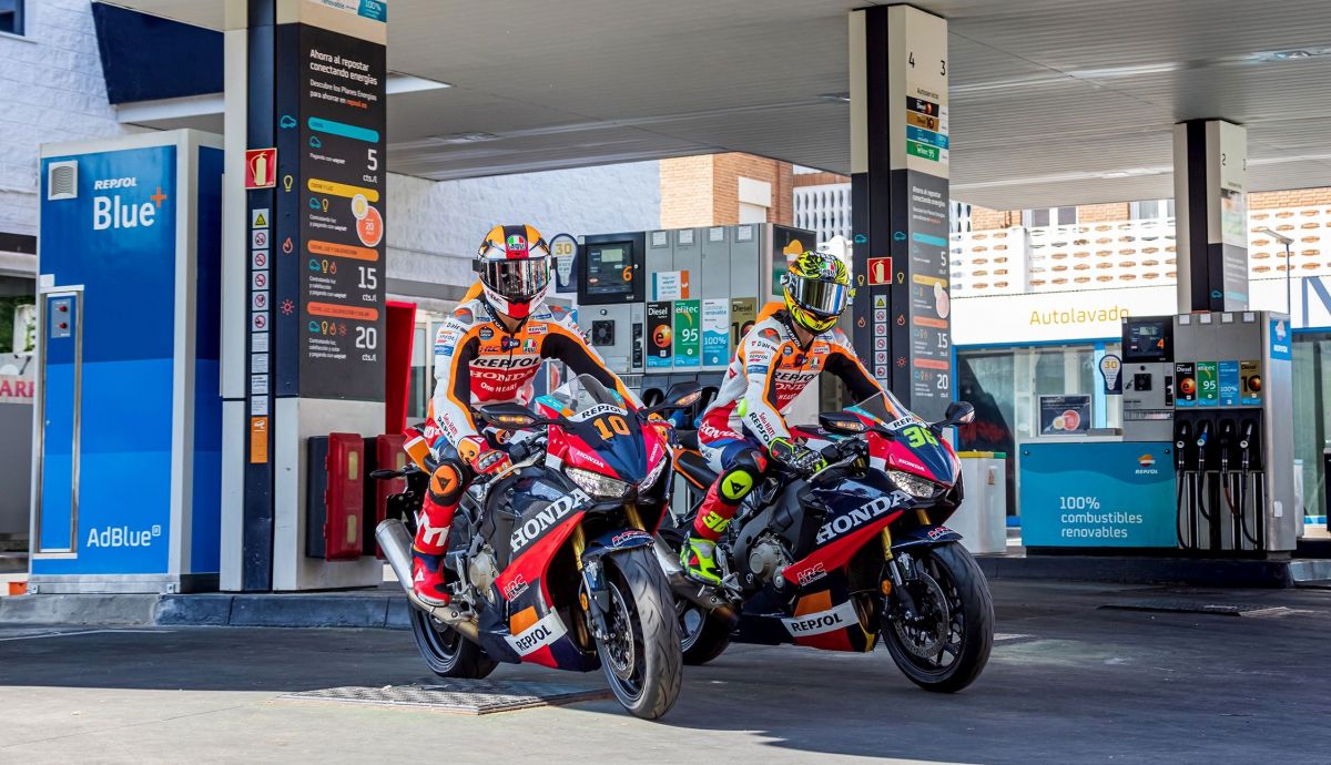 Luca Marini y Joan Mir tras repostar en una estación de servicio Repsol