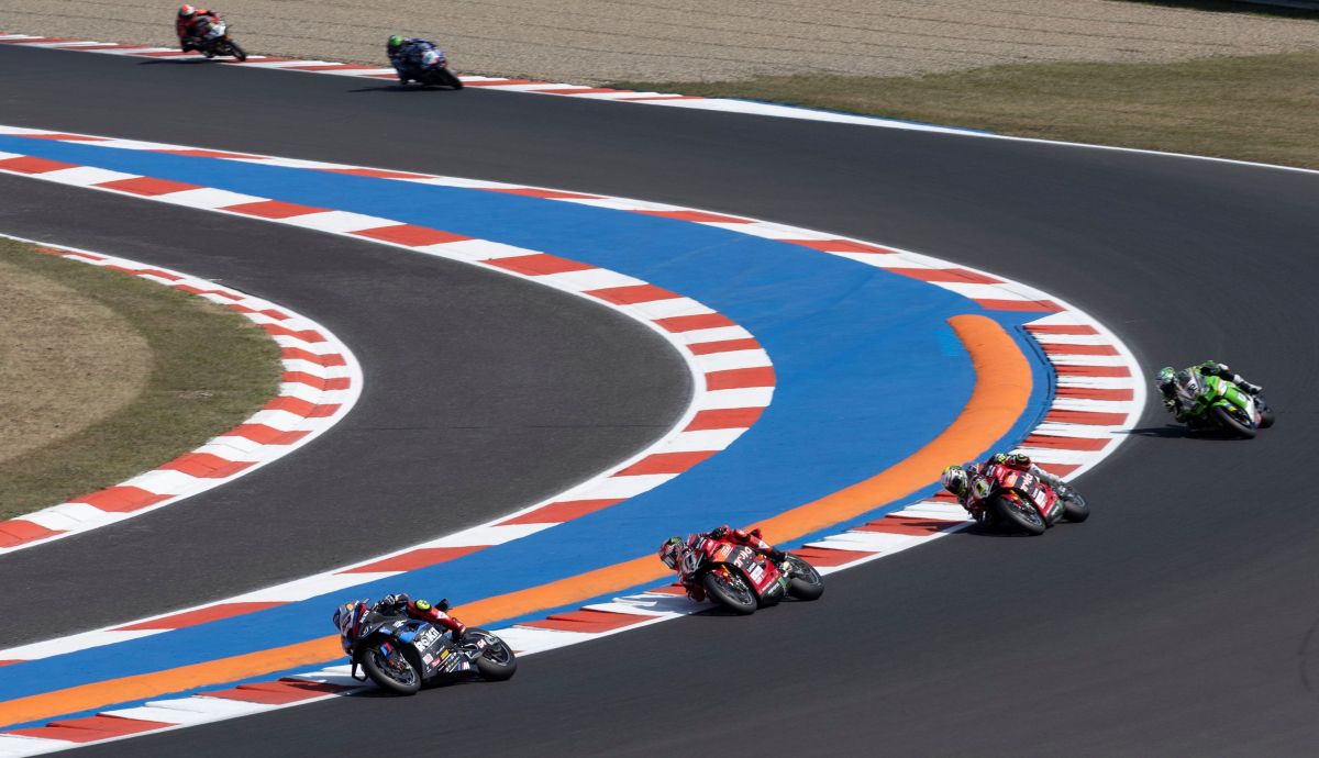 Toprak Razgatlioglu seguido por Nicolò Bulega, Álvaro Bautista y Alex Lowes Toprak Razgatlioglu seguido por Nicolò Bulega, Álvaro Bautista y Alex Lowes