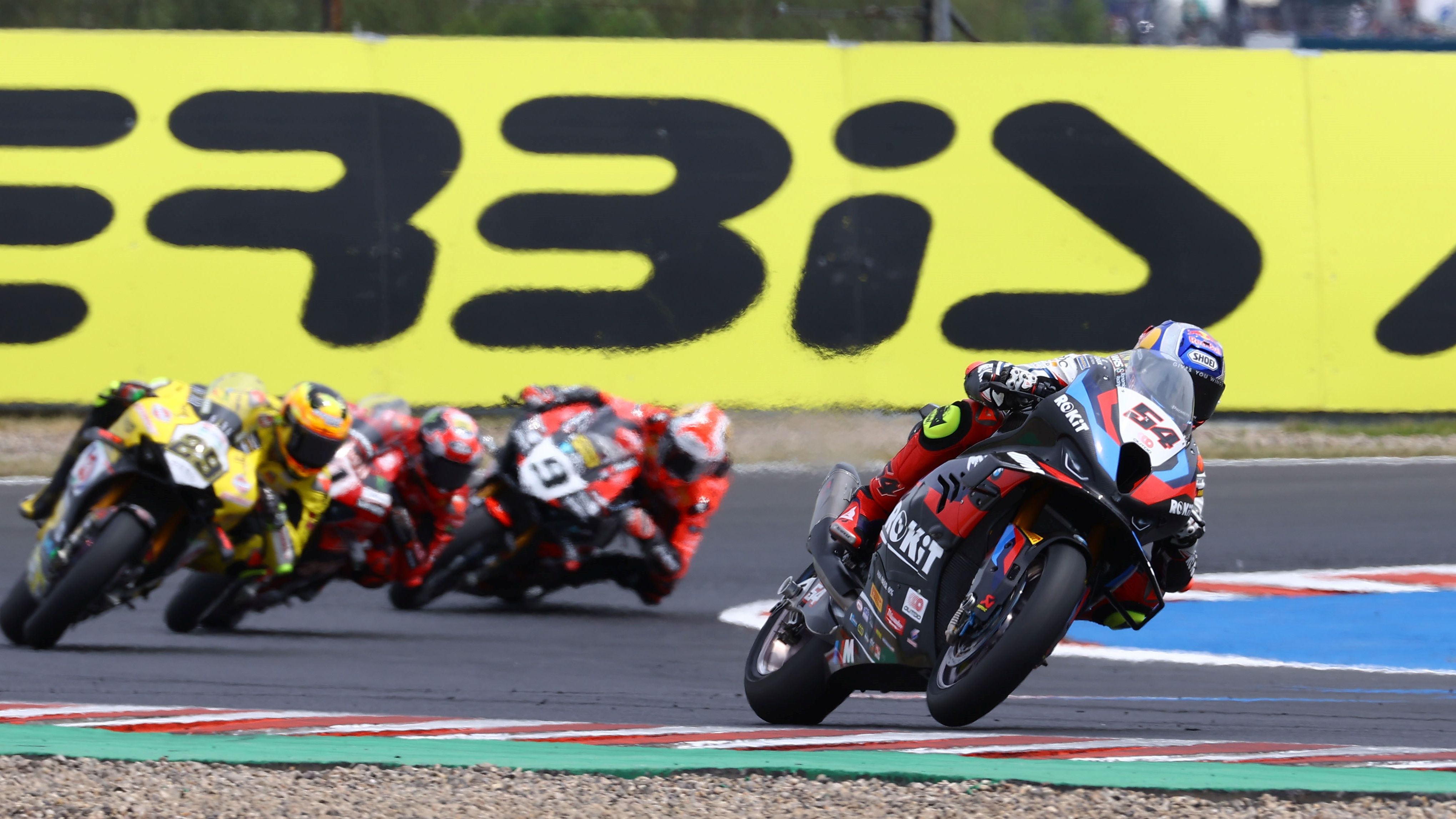 Toprak Razgatlioglu perseguido por Andrea Iannone, Nicolò Bulega y Danilo Petrucci