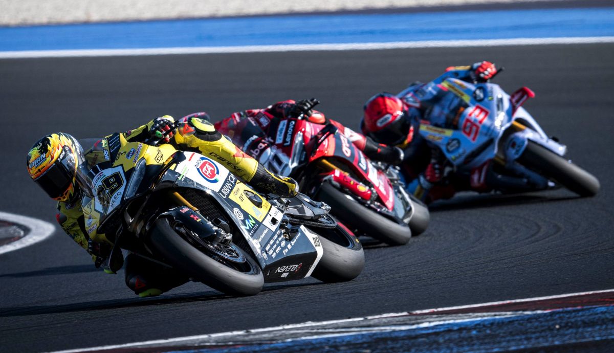 Andrea Iannone, Nicolò Bulega y Marc Márquez protagonizaron la pelea por el podio