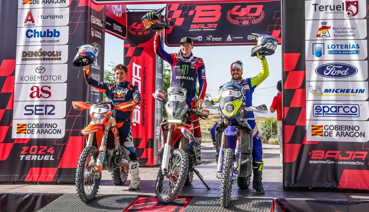 Tosha Schareina, Edgar Canet y Lorenzo Santolino en el podio final de la Baja Aragón 2024 Tosha Schareina, Edgar Canet y Lorenzo Santolino en el podio final de la Baja Aragón 2024