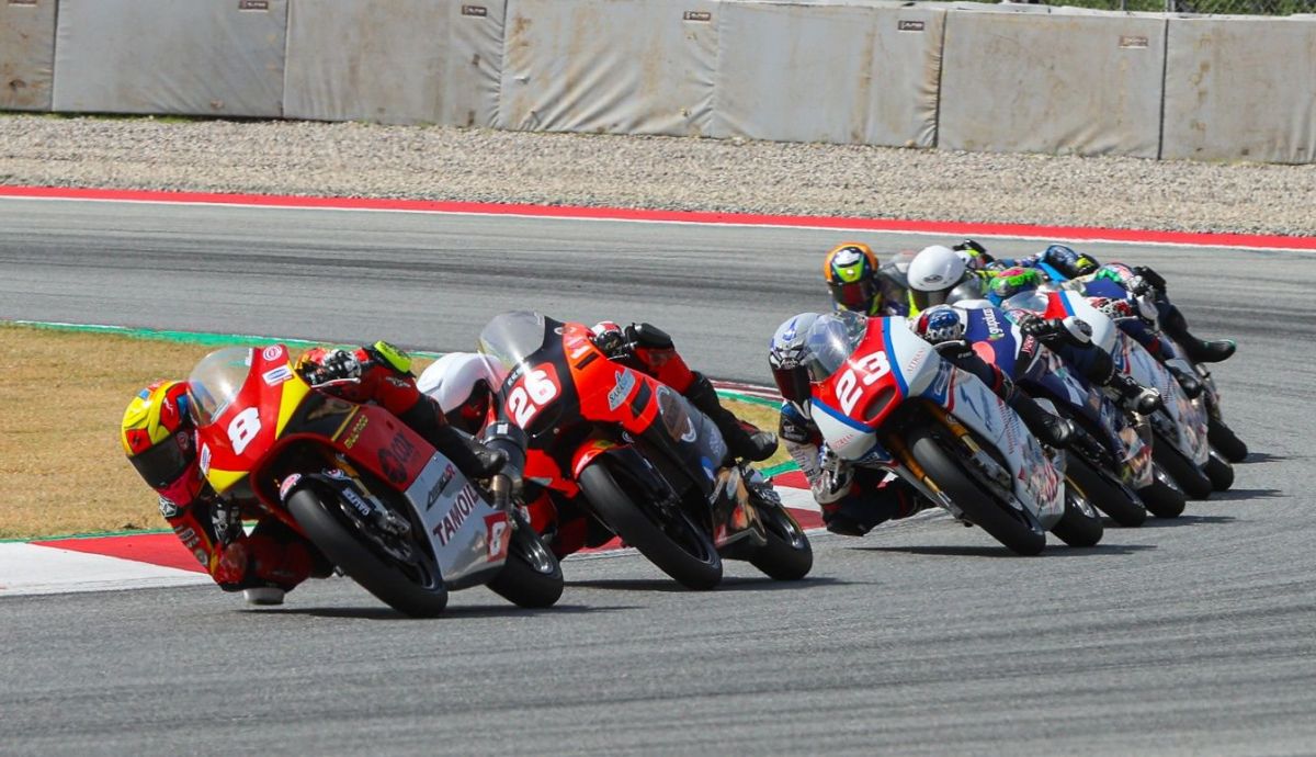 Nikola Miroslavov comanda el grupo en PreMoto3 ante Alberto Enríquez y Travis Borg Nikola Miroslavov comanda el grupo en PreMoto3 ante Alberto Enríquez y Travis Borg