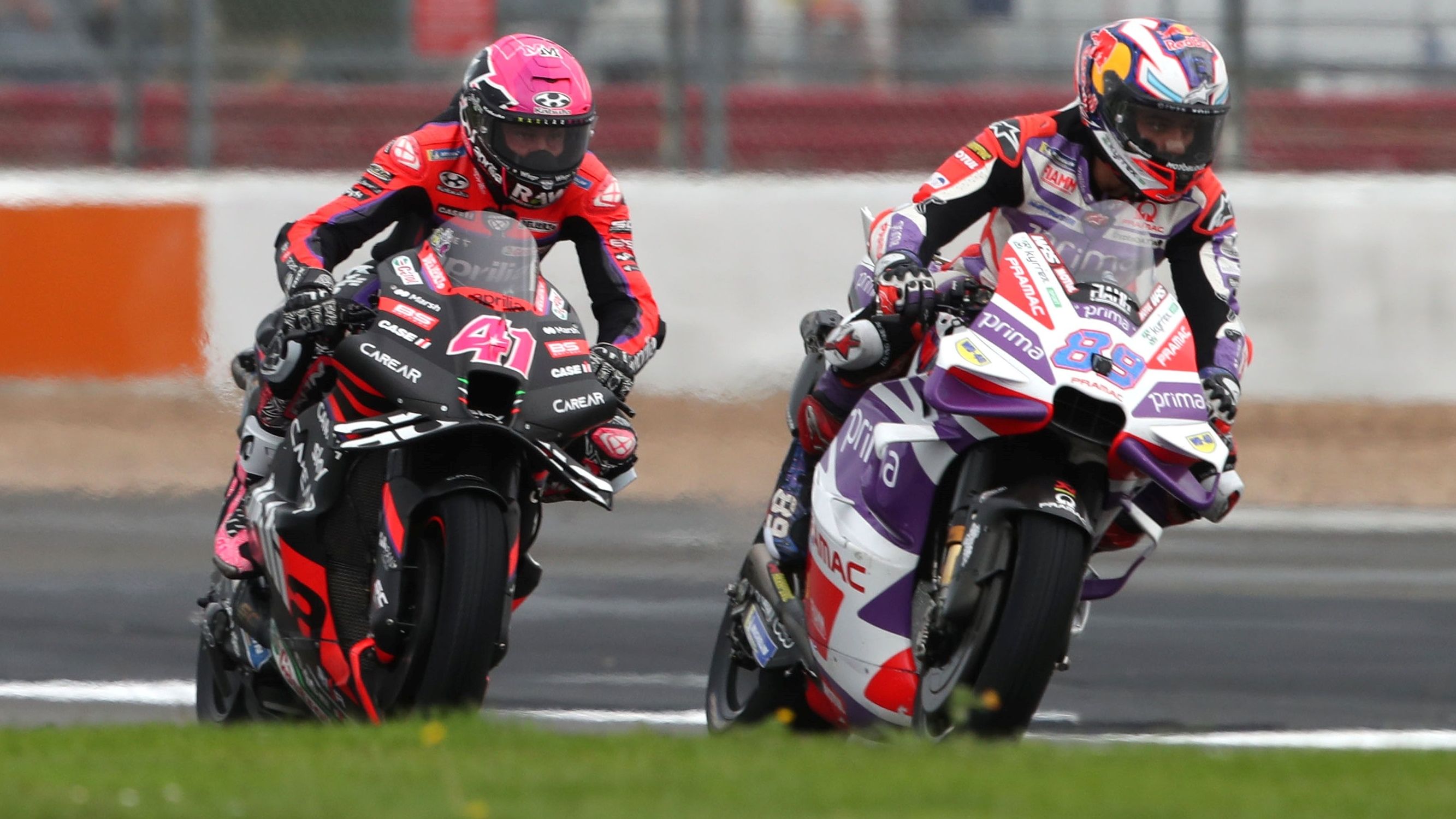 Jorge Martín y Aleix Espargaróen la carrera de MotoGP del año pasado en Silverstone