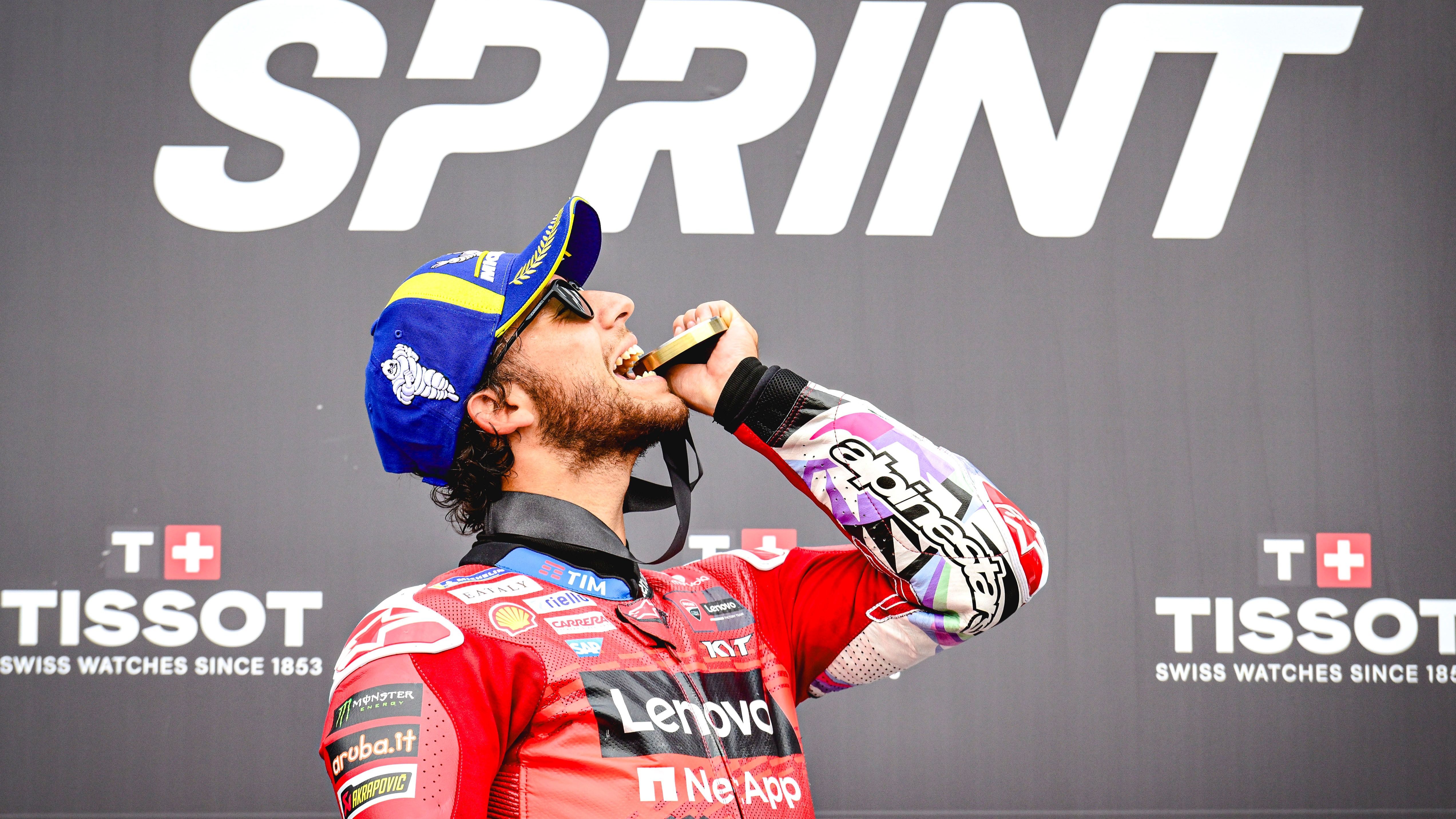 Enea Bastianini festeja su victoria en el Sprint de Silverstone