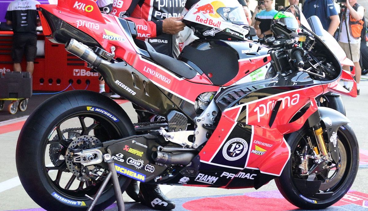 Jorge Martín con la moto homenaje a Ángel Nieto en Silverstone Jorge Martín con la moto homenaje a Ángel Nieto en Silverstone