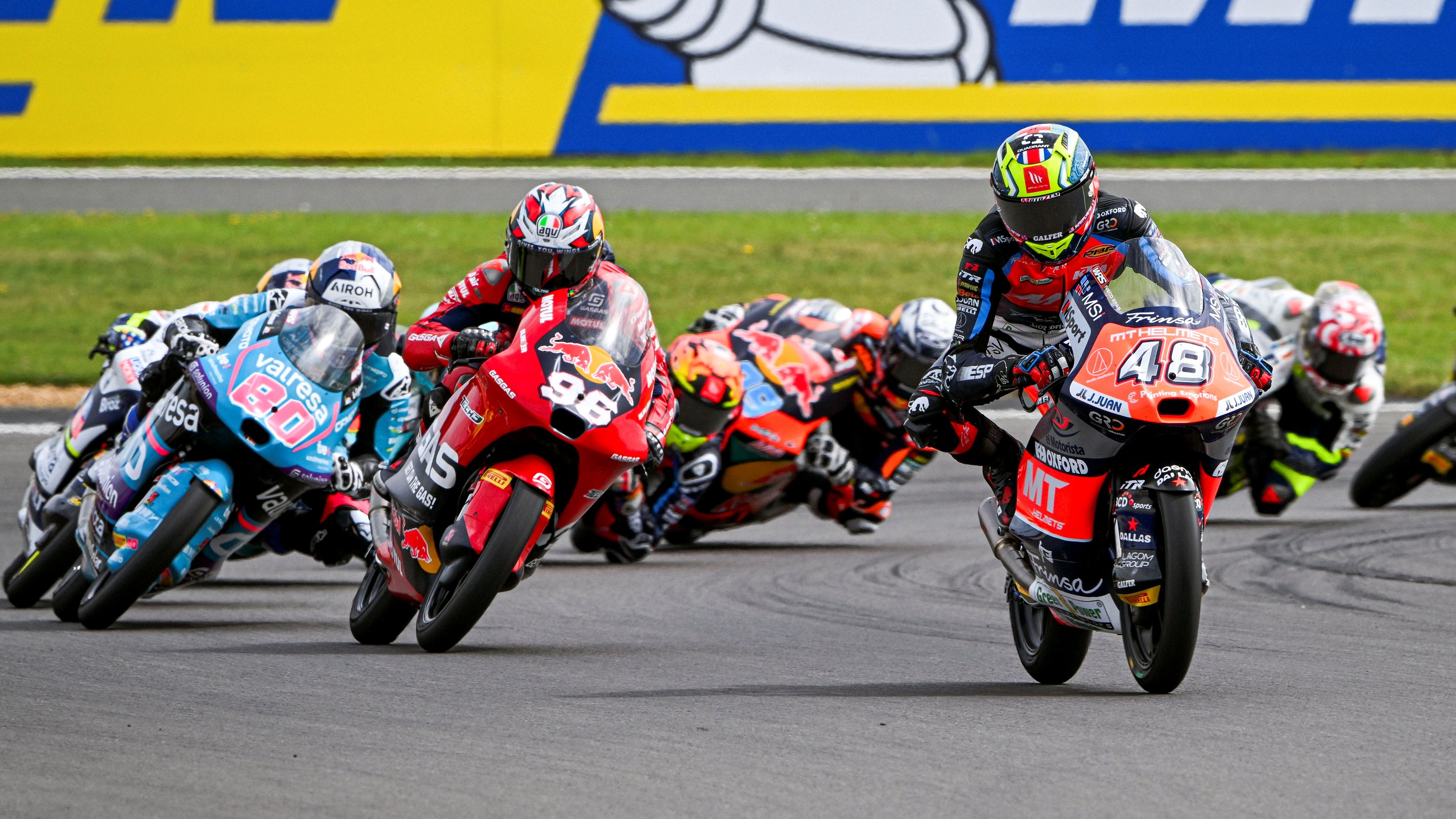 Iván Ortolá se ha impuesto en una carrera en grupo en Silverstone