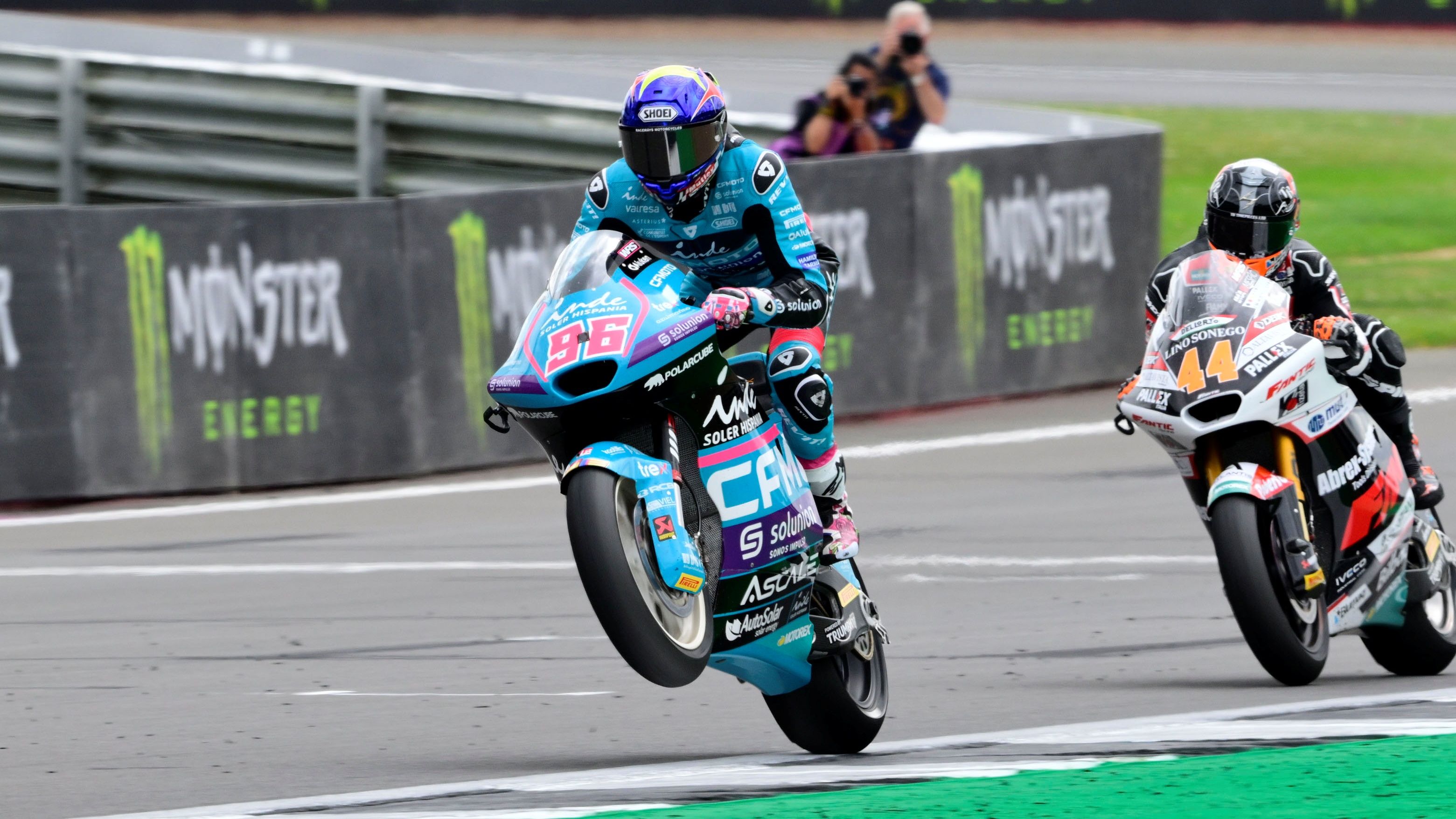 Jake Dixon se impone ante los suyos en Silverstone delante de Arón Canet