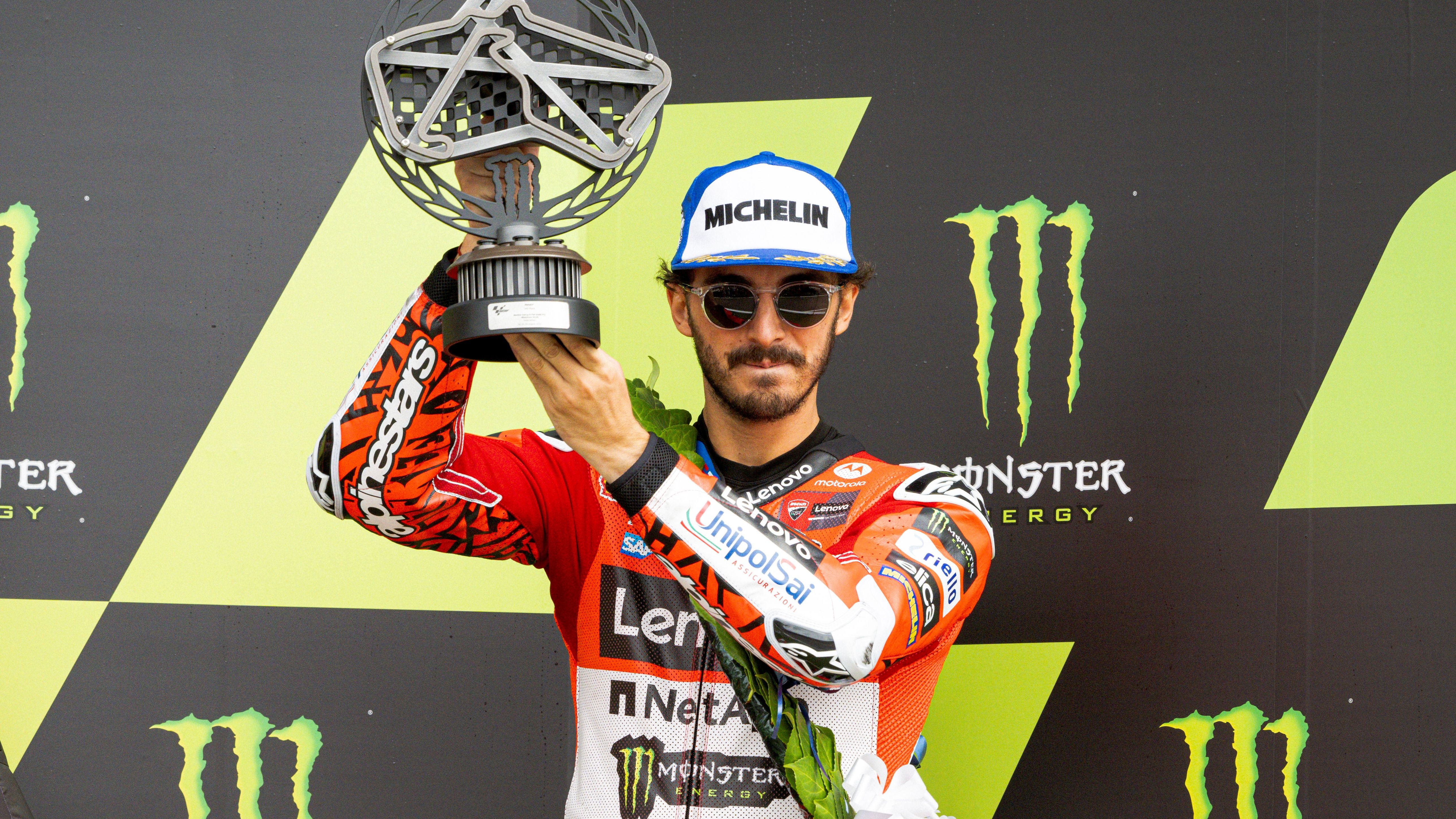 Pecco Bagnaia celebra su podio en Silverstone