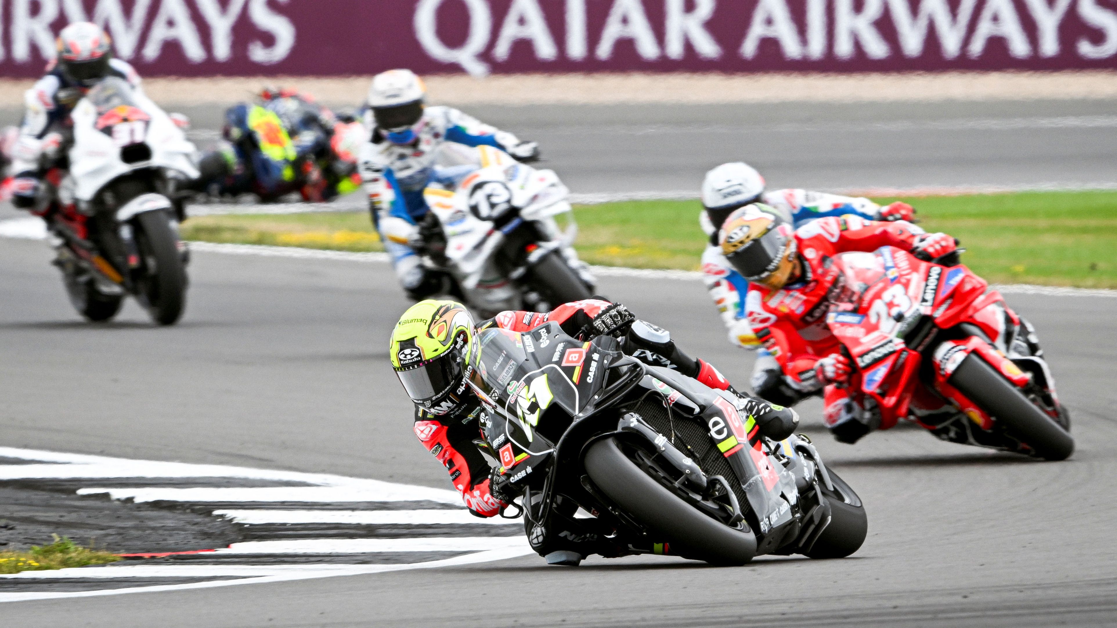 Aleix Espargaró delante de Enea Bastianini, MotoGP Silverstone 2024