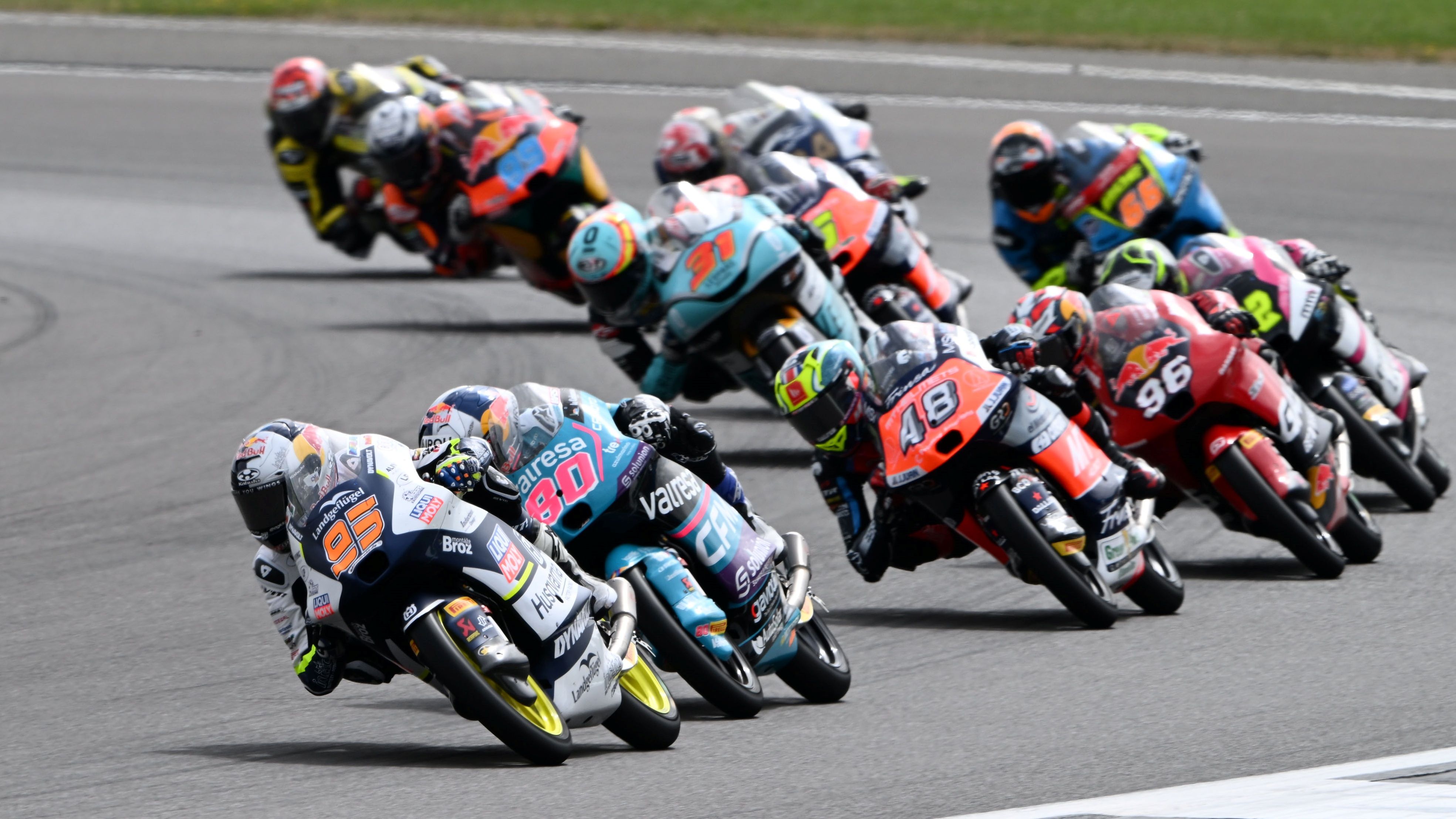 Collin Veijer seguido por David Alonso, Iván Ortolá y Dani Holgado, Moto3 Silverstone 2024