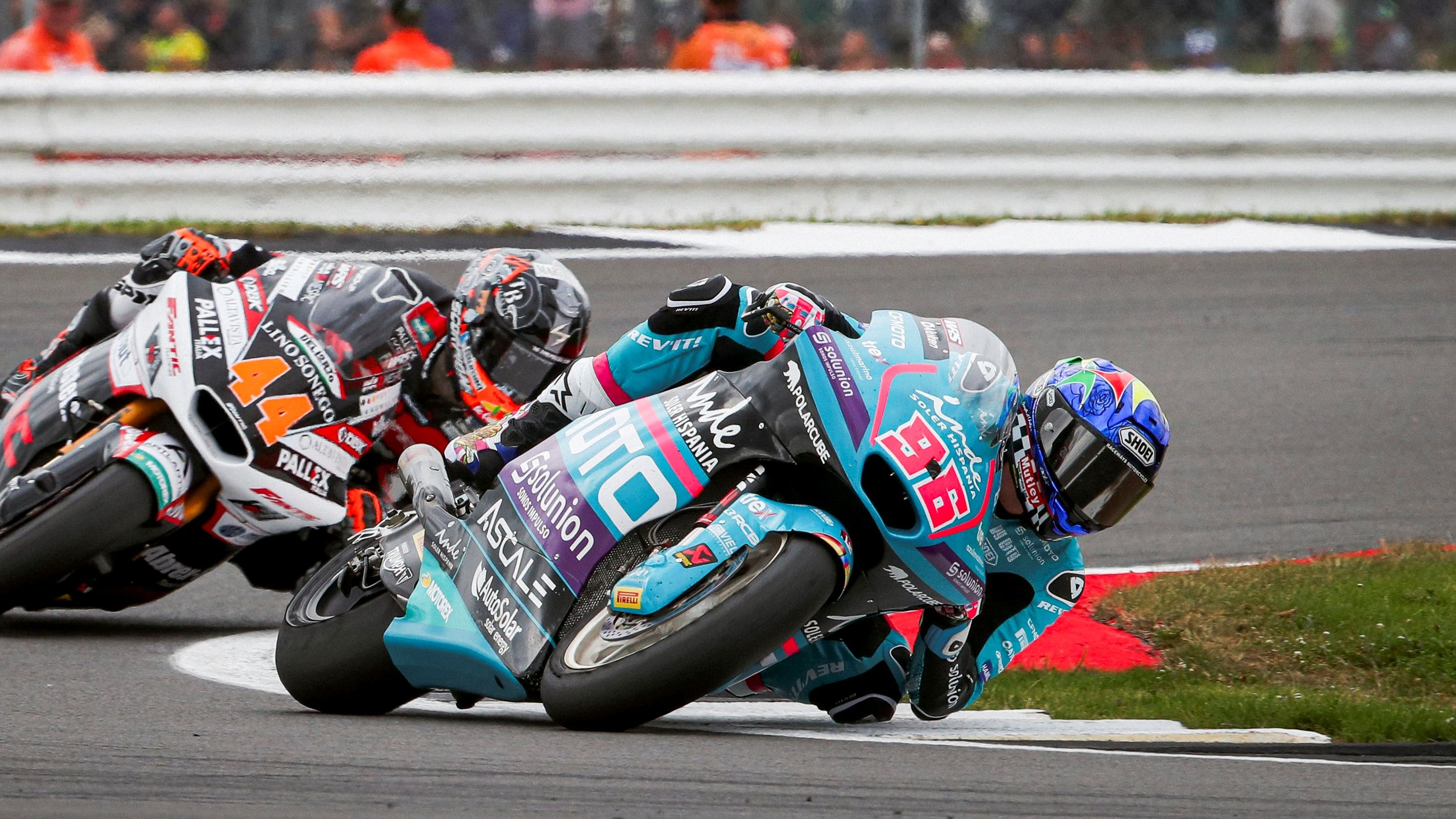 Jake Dixon contiene a Arón Canet, Moto2 Silverstone 2024