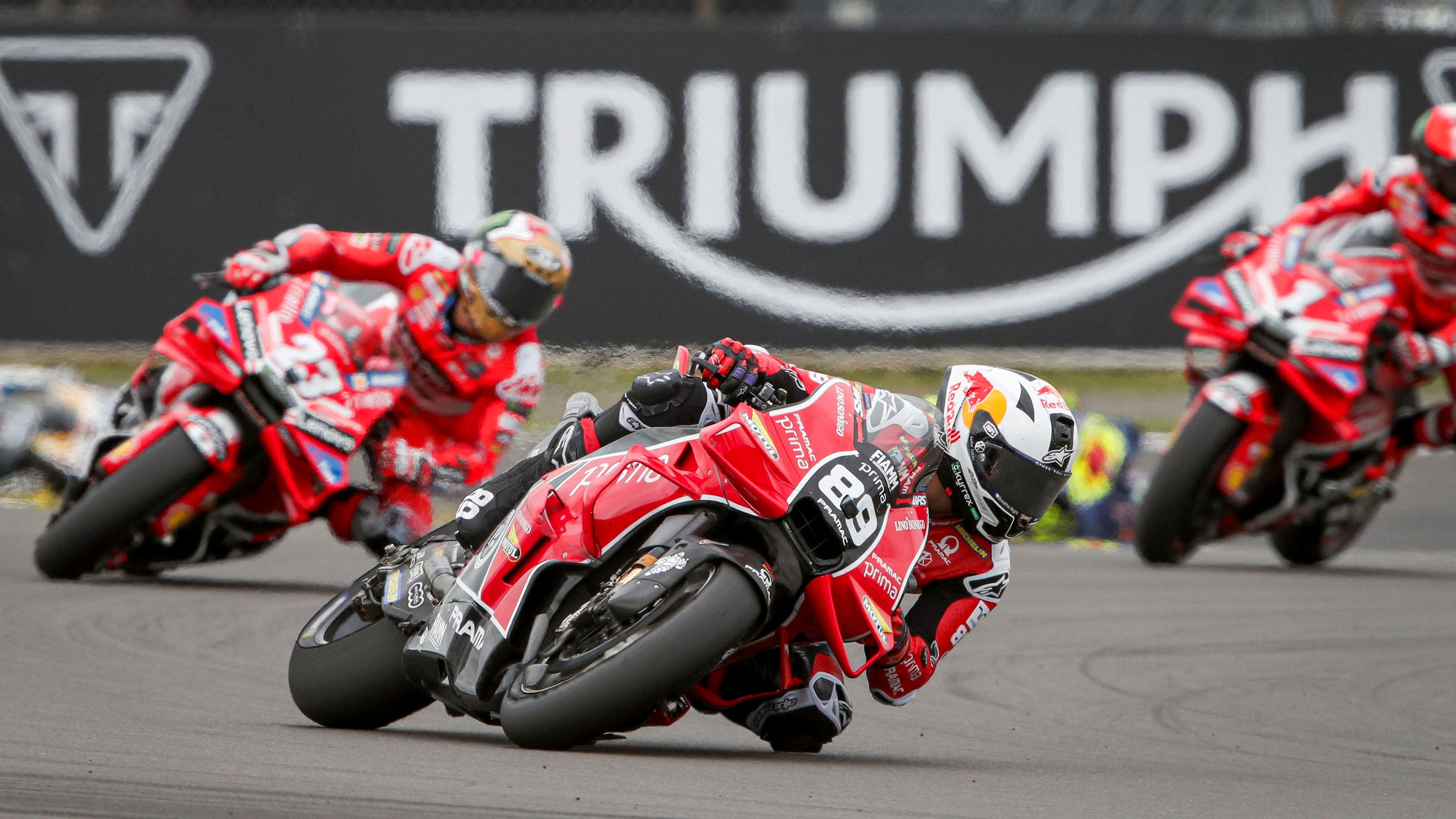 Jorge Martín perseguido por Enea Bastianini y Pecco Bagnaia, MotoGP Silverstone 2024